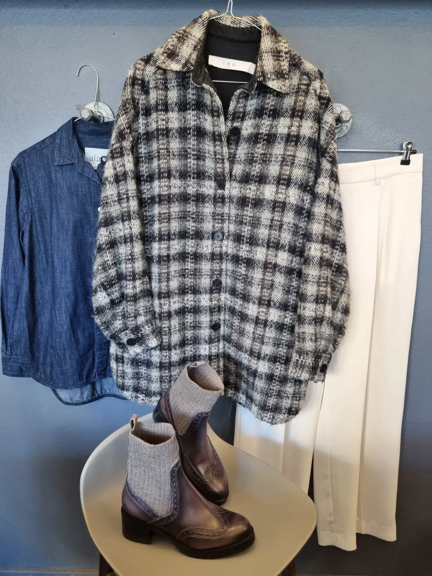 IRO skjortejakke, str. 34/36 (fr. 36, stor, passer ogs&aring; 38), til 1200 kr., Aiayu skjorte, 100% &oslash;kologisk bomuld, str. XS (stor, passer ogs&aring; S/M), 500 kr., Day bukser, nye med tags, str. 40, til 800 kr., Santoni st&oslash;vletter, s