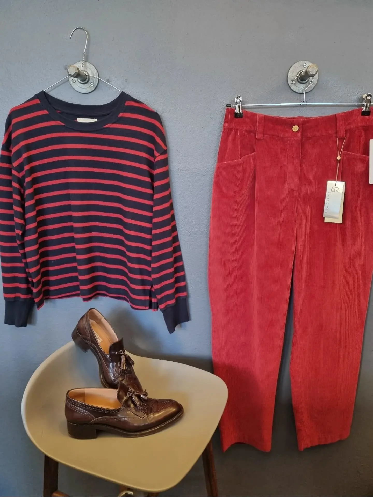 Ese o ese bluse, 100% bomuld, str. S (passer ogs&aring; M), 150 kr., Raffaello Rossi fl&oslash;jlsbukser, nye med tags, str. 38, til 500 kr., Fratelli Rossetti loafers, str. 38, til 1600 kr.