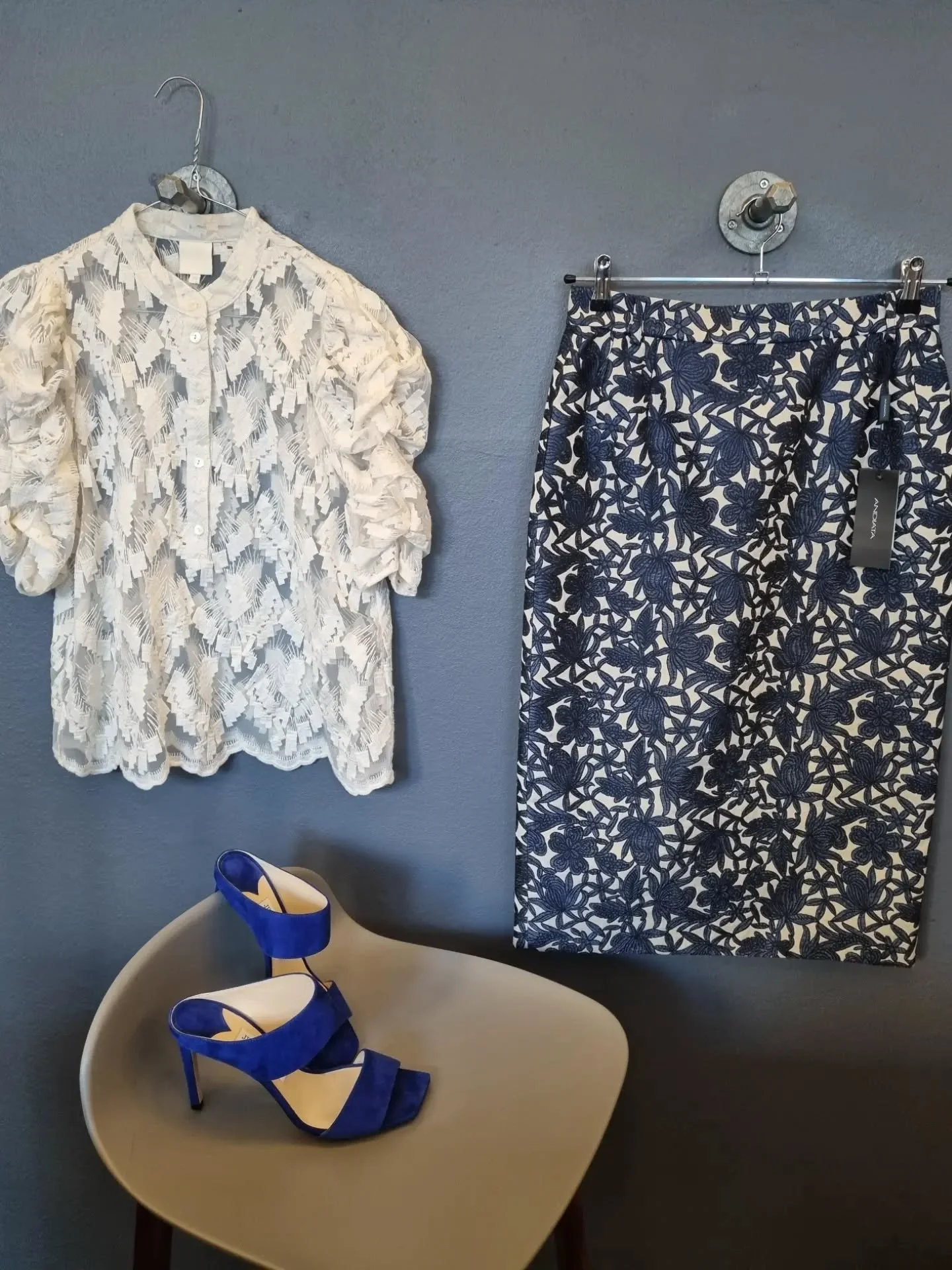 Gossia bluse, str. XS, 300 kr., Andiata nederdel, str. 38 (lille, passer 36/38), til 650 kr., Jimmy Choo stiletter, som nye, str. 38, til 2200 kr.

Gossia bluse, str. XS, 300 kr., Andiata nederdel, str. 38 (lille, passer 36/38), til 650 kr., Billi Bi