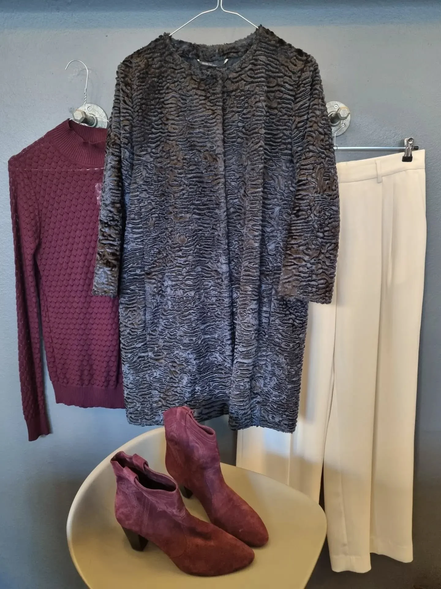MaxMara petroleum farvet frakke med 3/4 &aelig;rm, str. 36, til 1600 kr., Storm &amp; Marie strikbluse, str. S, 350 kr., Day bukser, nye med tags, str. 40, til 800 kr., Ba&amp;sh st&oslash;vletter, str. 39, til 1200 kr.