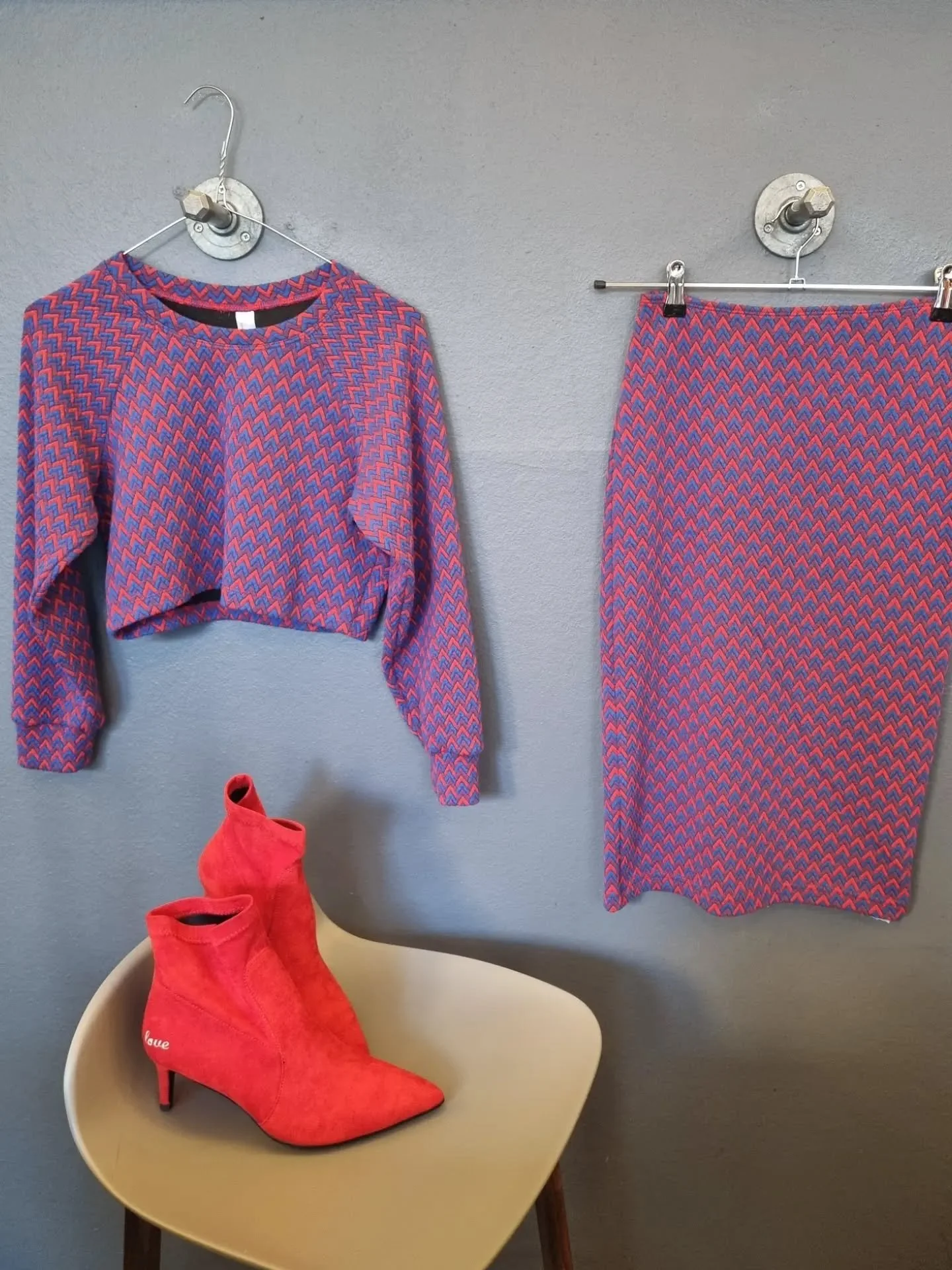 Basic Apparel s&aelig;t, str. L (passer M), 600 kr., Coster st&oslash;vletter, som nye, str. 40, til 450 kr.

Basic Apparel s&aelig;t, str. L (passer M), 600 kr., Jimmy Choo stiletter, som nye, str. 38, til 2200 kr.