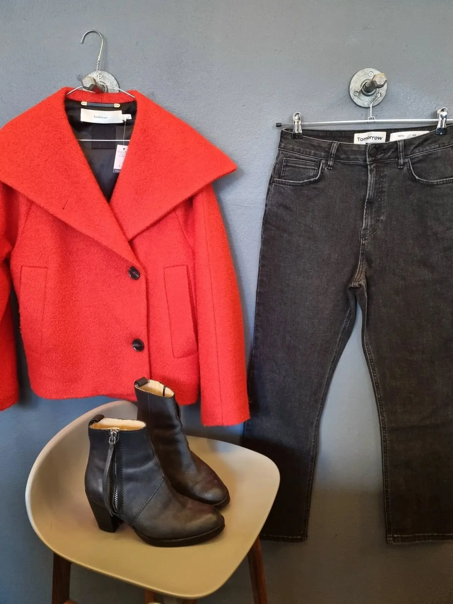 InWear jakke, str. 36 (passer ogs&aring; 38), til 900 kr., Tomorrow Hailey jeans, str. 28/30, til 600 kr., Acne st&oslash;vletter, str. 38, til 1000 kr.