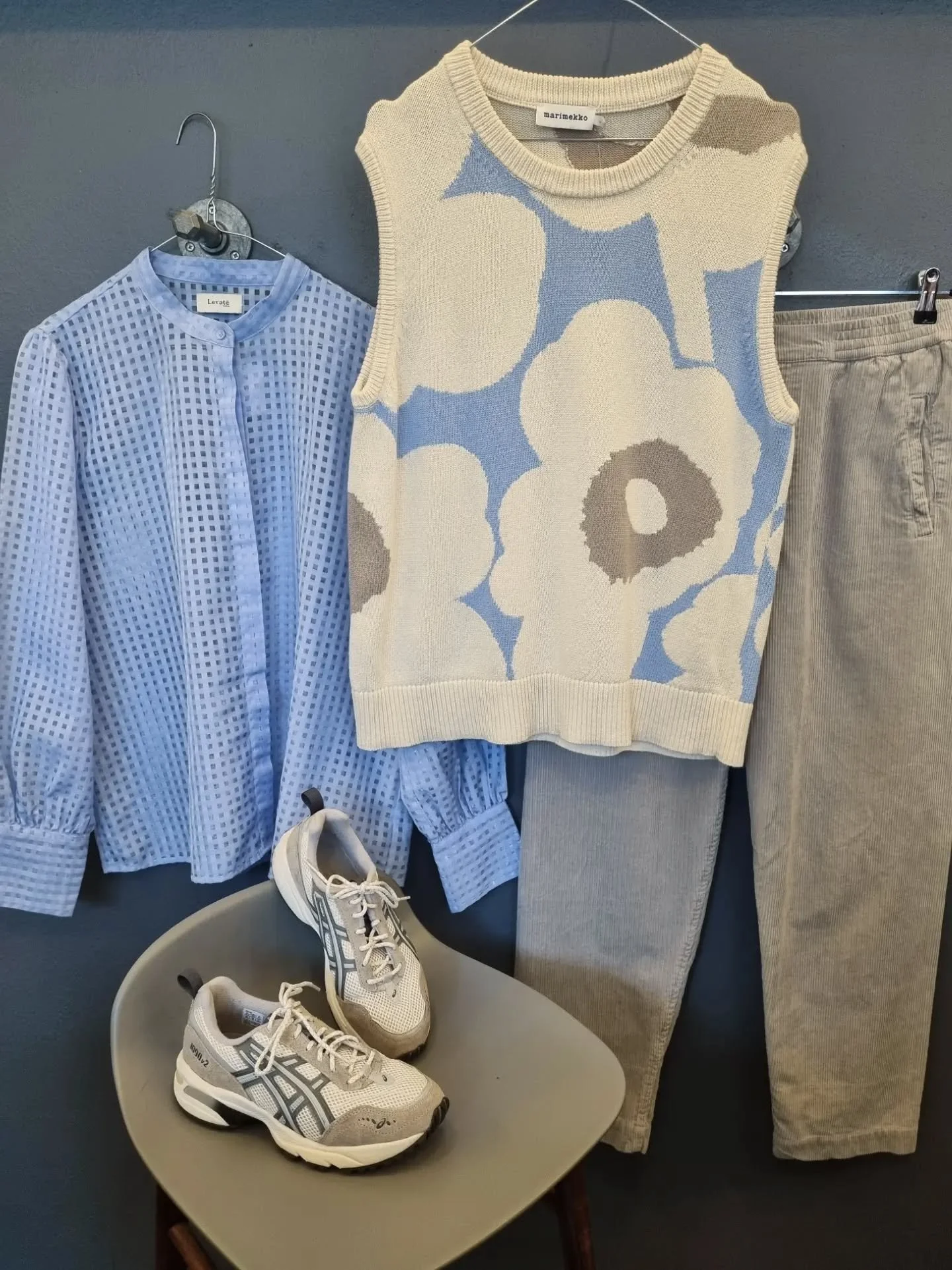 Marimekko vest, 100% bomuld, str. L, 800 kr., Levete skjorte, str. XL, 300 kr., Aiayu fl&oslash;jlsbukser, 100% &oslash;kologisk bomuld, str. S (store, passer ogs&aring; M), 800 kr., Asics sneakers, str. 39.5, til 400 kr.