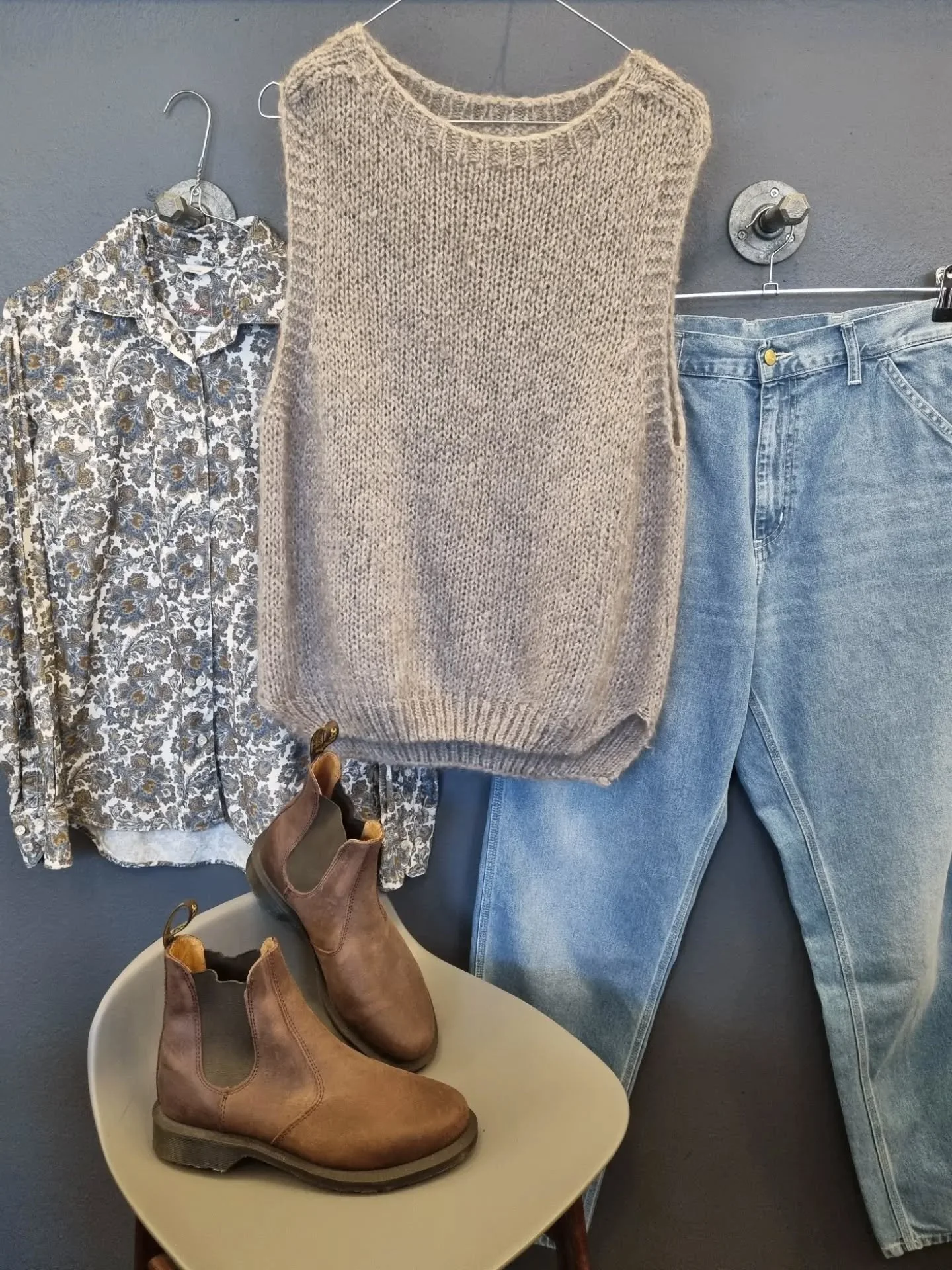 Vest, str. ca. M, 500 kr., Stenstr&ouml;ms skjorte, 100% bomuld, str. 36, til 500 kr., Carhartt jeans, str. 29/32, til 400 kr., Dr. Martens st&oslash;vler, str. 40, til 700 kr.