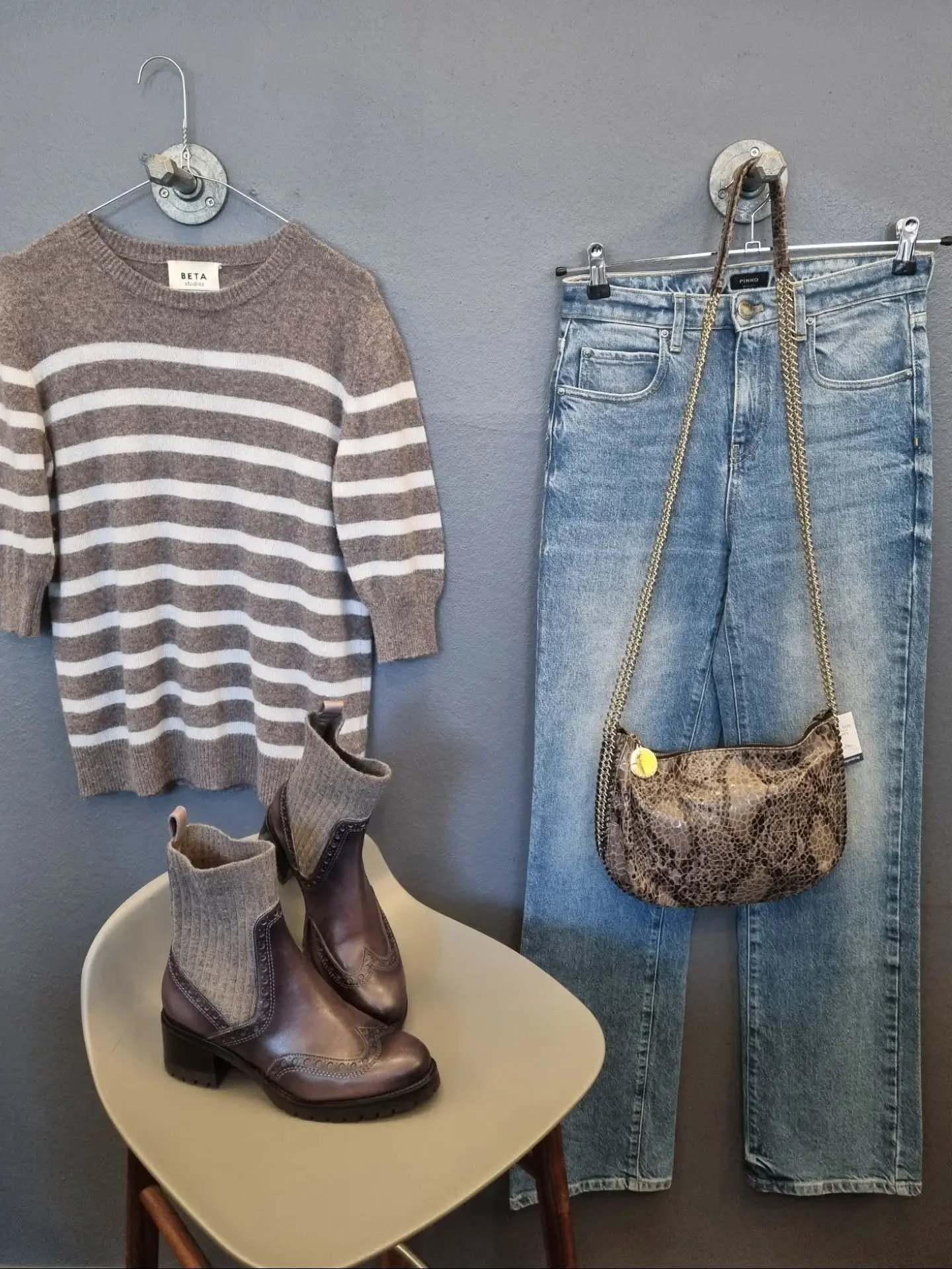 BETA Studios strik, 100% cashmere, str. S, 750 kr., Pinko jeans, str. S/M, 650 kr., Stella McCartney taske til 2400 kr., Santoni st&oslash;vletter, str. 38, til 2800 kr.