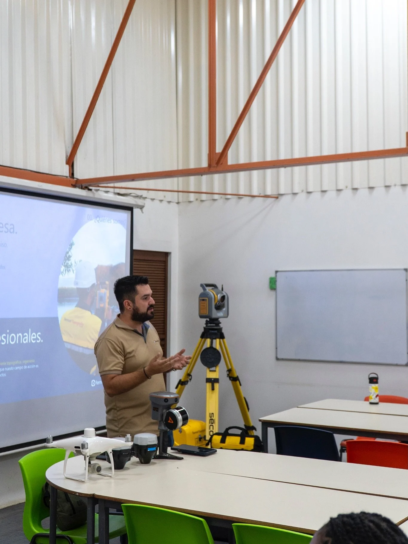 Pasamos un excelente d&iacute;a con los estudiantes de la @u_earth hablando un poco de topograf&iacute;a y mostrando las tecnolog&iacute;as m&aacute;s recientes en levantamientos topogr&aacute;ficos. Para nosotros es un orgullo haber recibido la invi