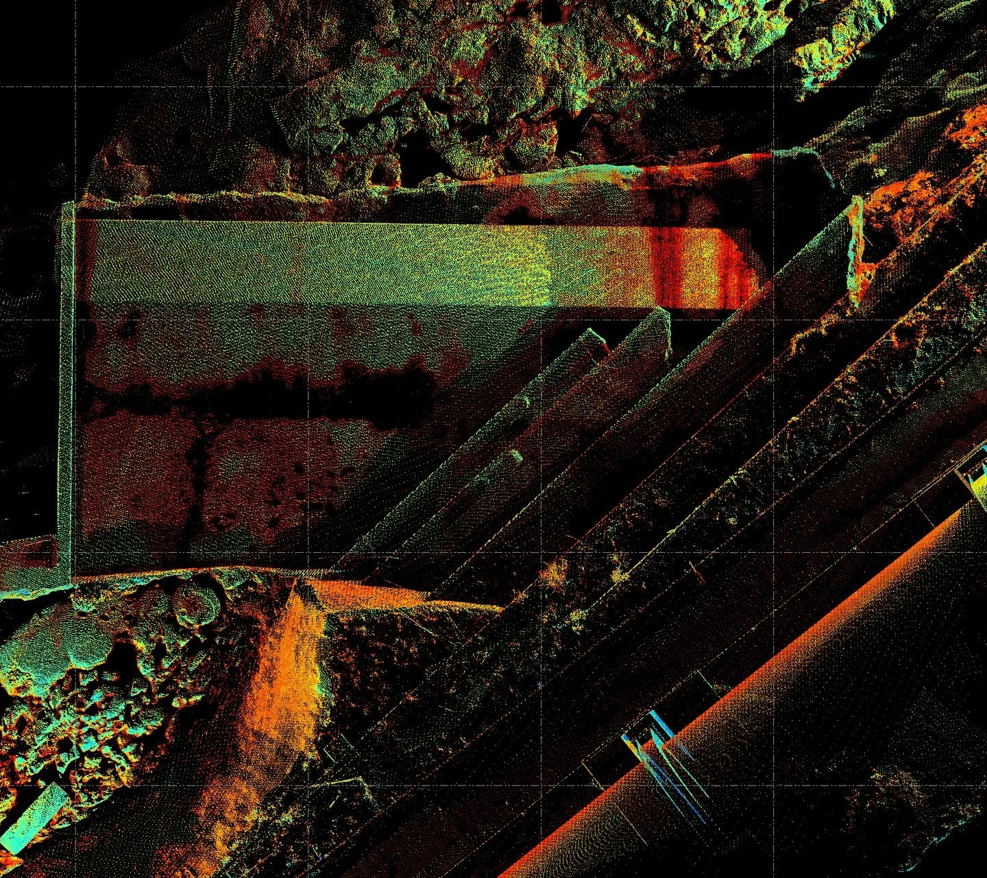 Resultados del levantamiento de una caverna en un proyecto hidroel&eacute;ctrico, para c&aacute;lculo de vol&uacute;menes. En la primera imagen se observa el escaneo sin la caverna, en la segunda se observa la caverna interna levantada. No hay forma 