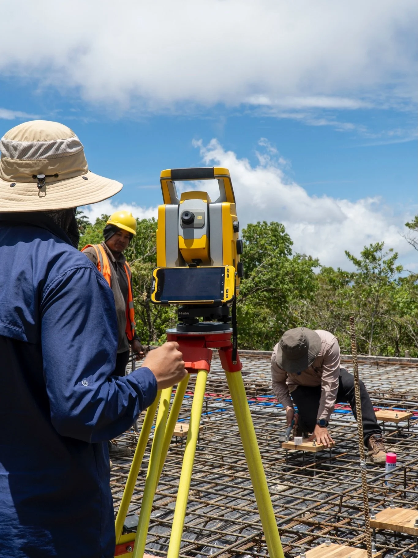 Marcando y marcando a doble estaci&oacute;n en Monteverde. Nuestro equipo marc&oacute; un aproximado de 110 placas de un proyecto hotelero con precisiones de 1 mm, para evitar problemas de acople de las columnas pre fabricadas.
.
.
.
#FermatCR #ingen