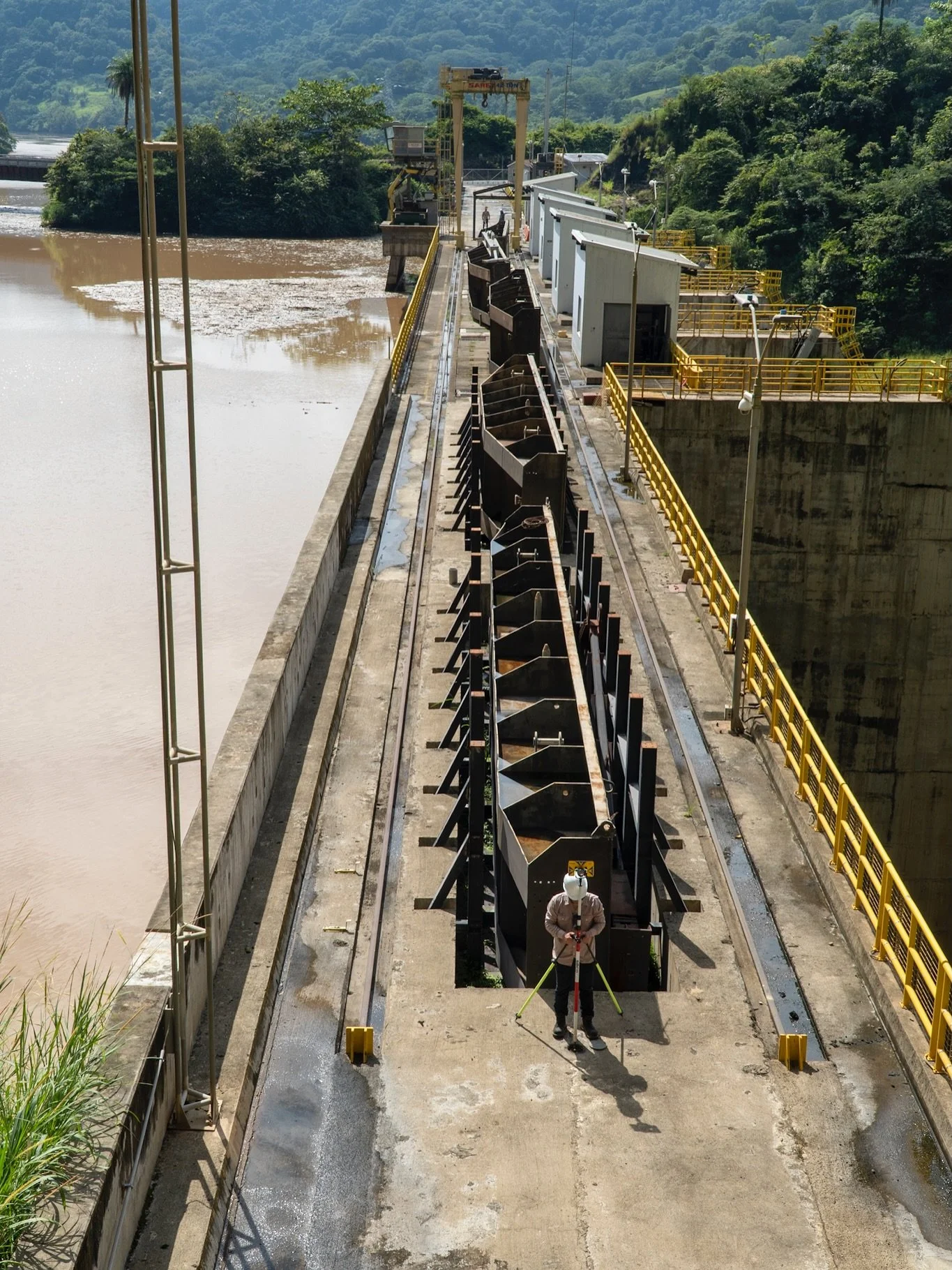 Nuestra empresa posee gran experiencia en la auscultaci&oacute;n y control de obras de infraestructura importantes como presas, puentes, muros o edificios. Con estos estudios logramos determinar de forma precisa la direcci&oacute;n y magnitud del mov