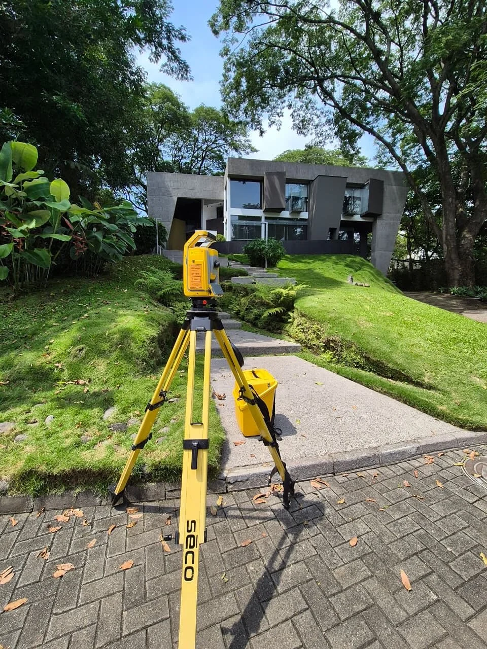 Aprovechando las ma&ntilde;anas soleadas para realizar un trabajo de detalles para una residencia. Nuestro cliente solicita el modelado de la estructura para remodelaci&oacute;n. 
.
.
.
#FermatCR #ingenieria #ingenieríatopográfica #ingenieriacivil 