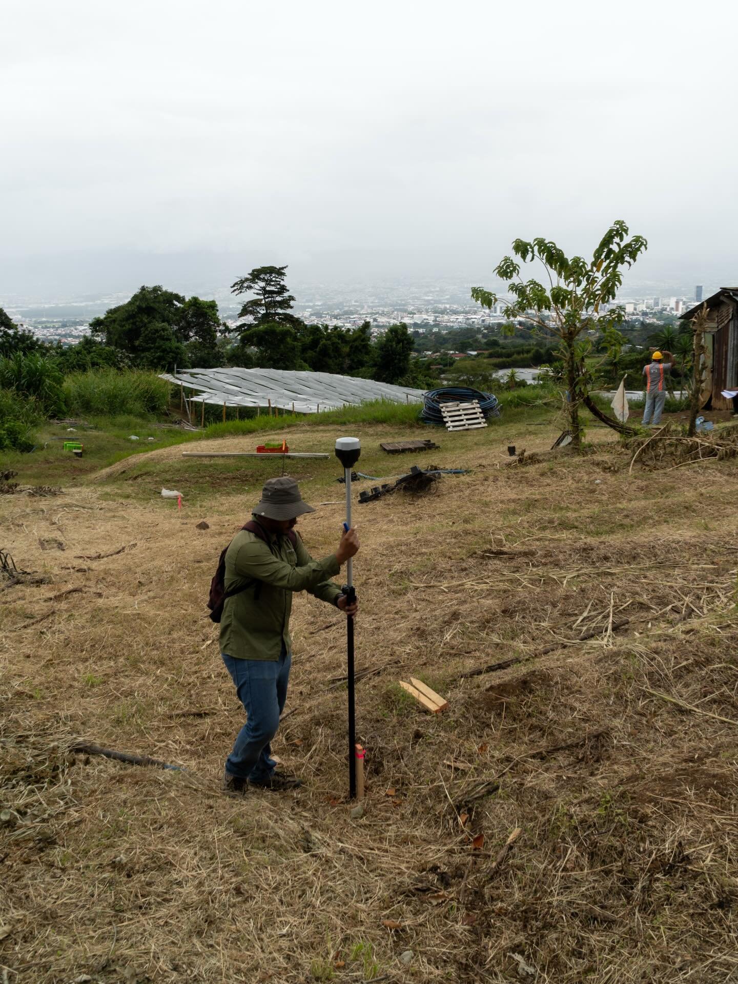 Apurando el trabajo antes de que se venga la lluvia. Replanteo de tuber&iacute;a para nueva v&iacute;a p&uacute;blica en el cant&oacute;n de Escaz&uacute;. 
.
.
.
#FermatCR #ingenieria #ingenieríatopográfica #ingenieriacivil  #topografia #topografo