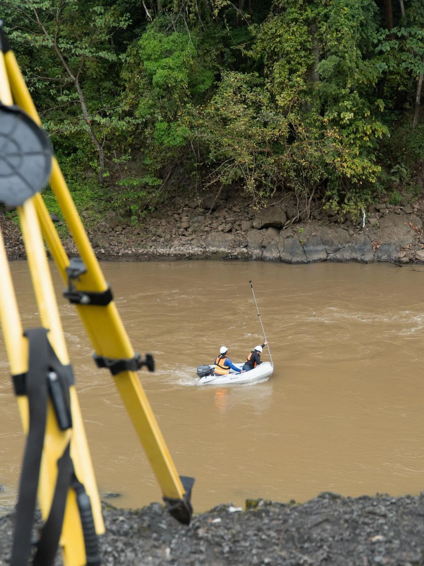 Nuestro equipo realiz&oacute; 3 batimetr&iacute;as en un lapso de dos d&iacute;as. Esta fue la primera de ellas, realizando una medici&oacute;n con topograf&iacute;a convencional en un cauce complicado. 
.
.
.
#FermatCR #ingenieria #ingenieríatopogr