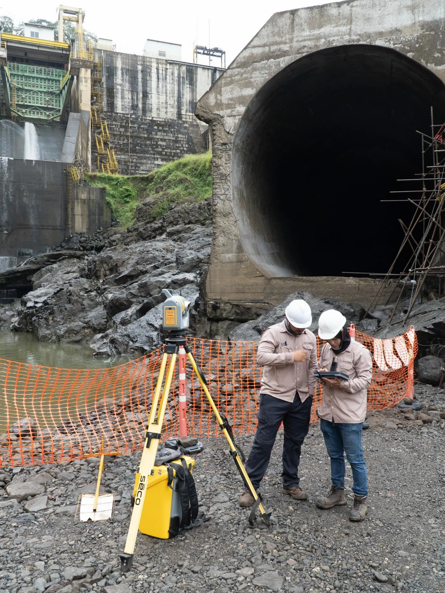 Trabajo en conjunto para un escaneo y verificaci&oacute;n de niveles, y una batimetr&iacute;a en la poza de descarga de un proyecto hidroel&eacute;ctrico, combinando tecnolog&iacute;a LiDAR, GNSS y topograf&iacute;a convencional. Siempre damos la mej