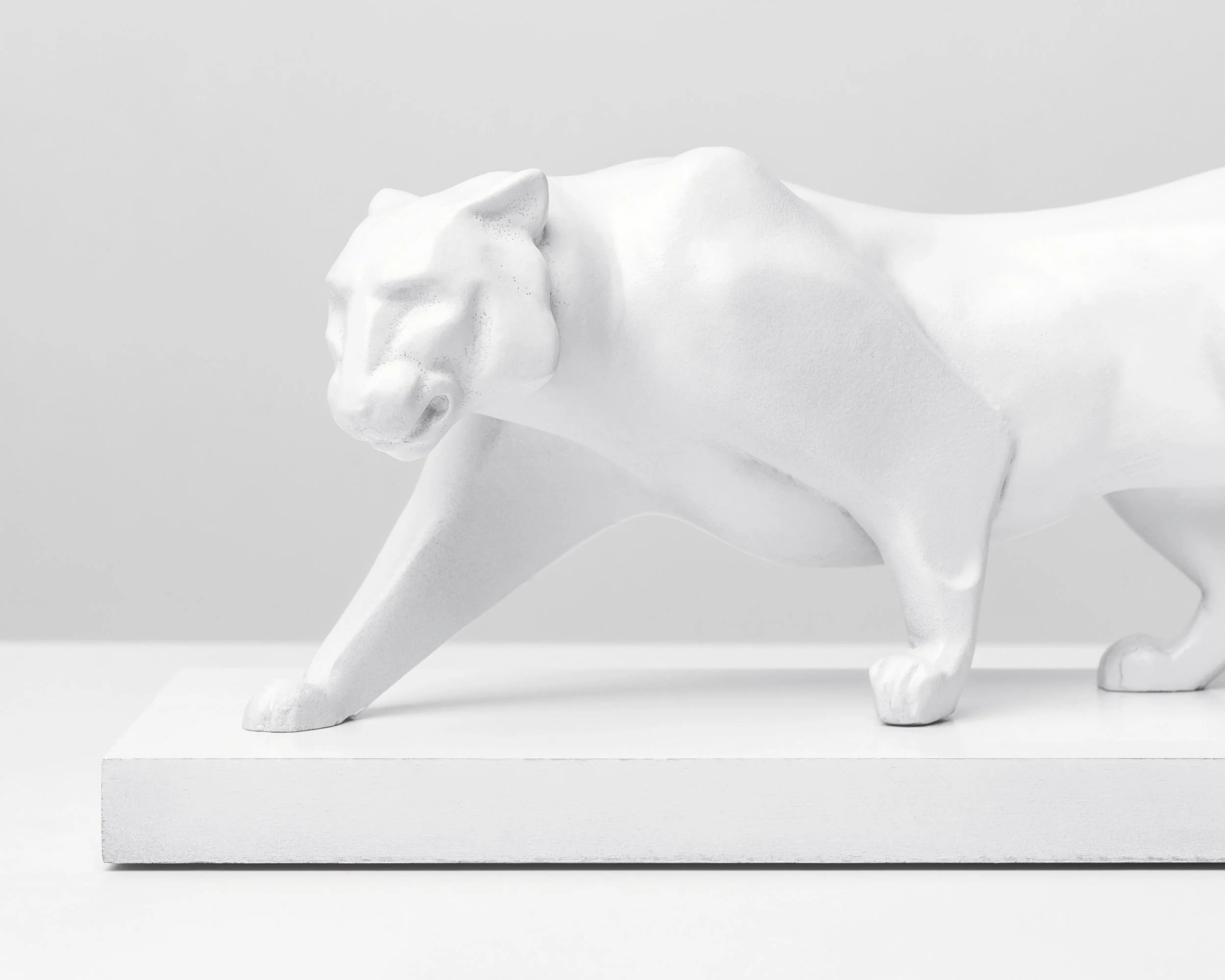 Imagem toda branca da escultura de uma pantera