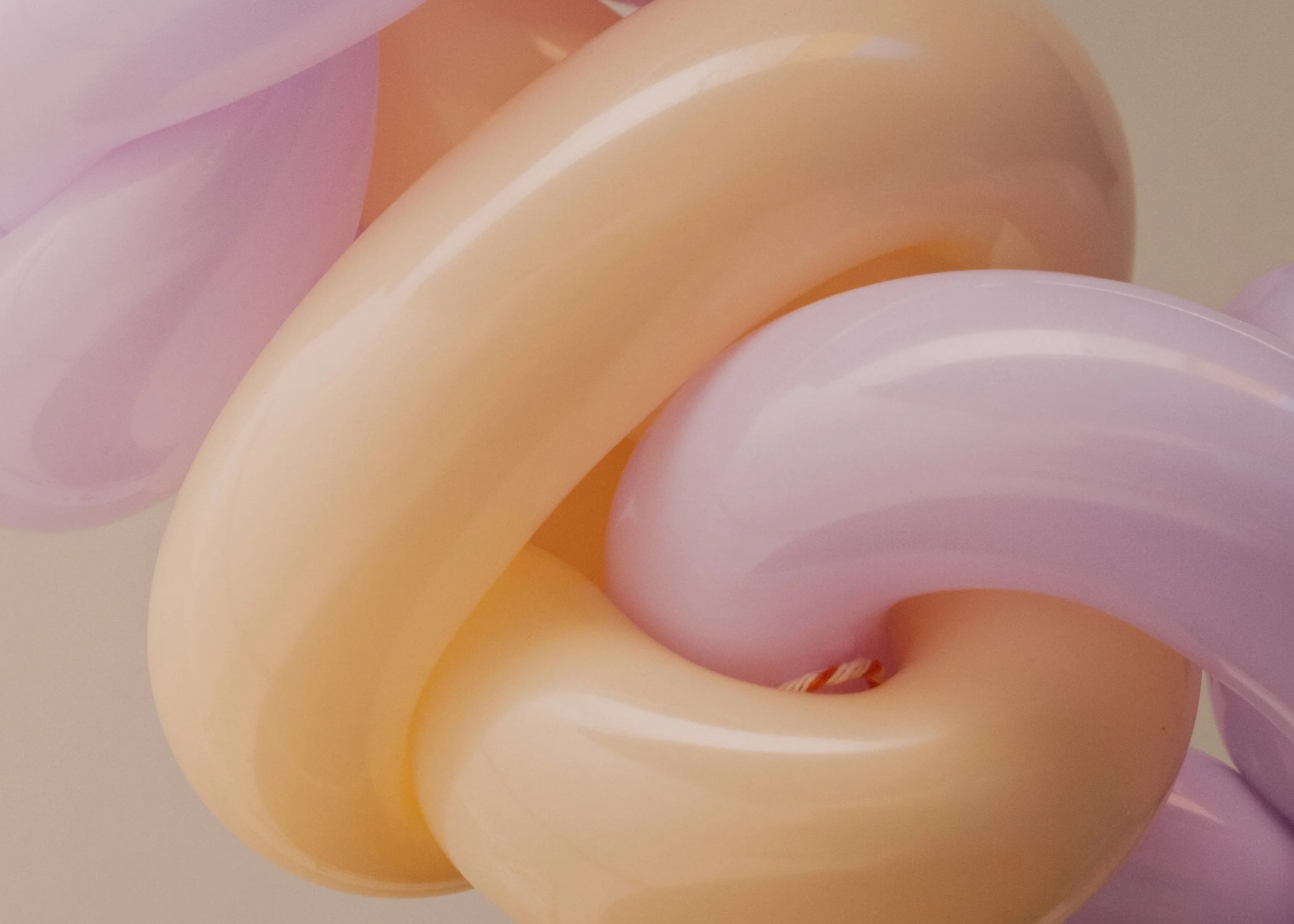 Close-up de balões laranjas e roxos