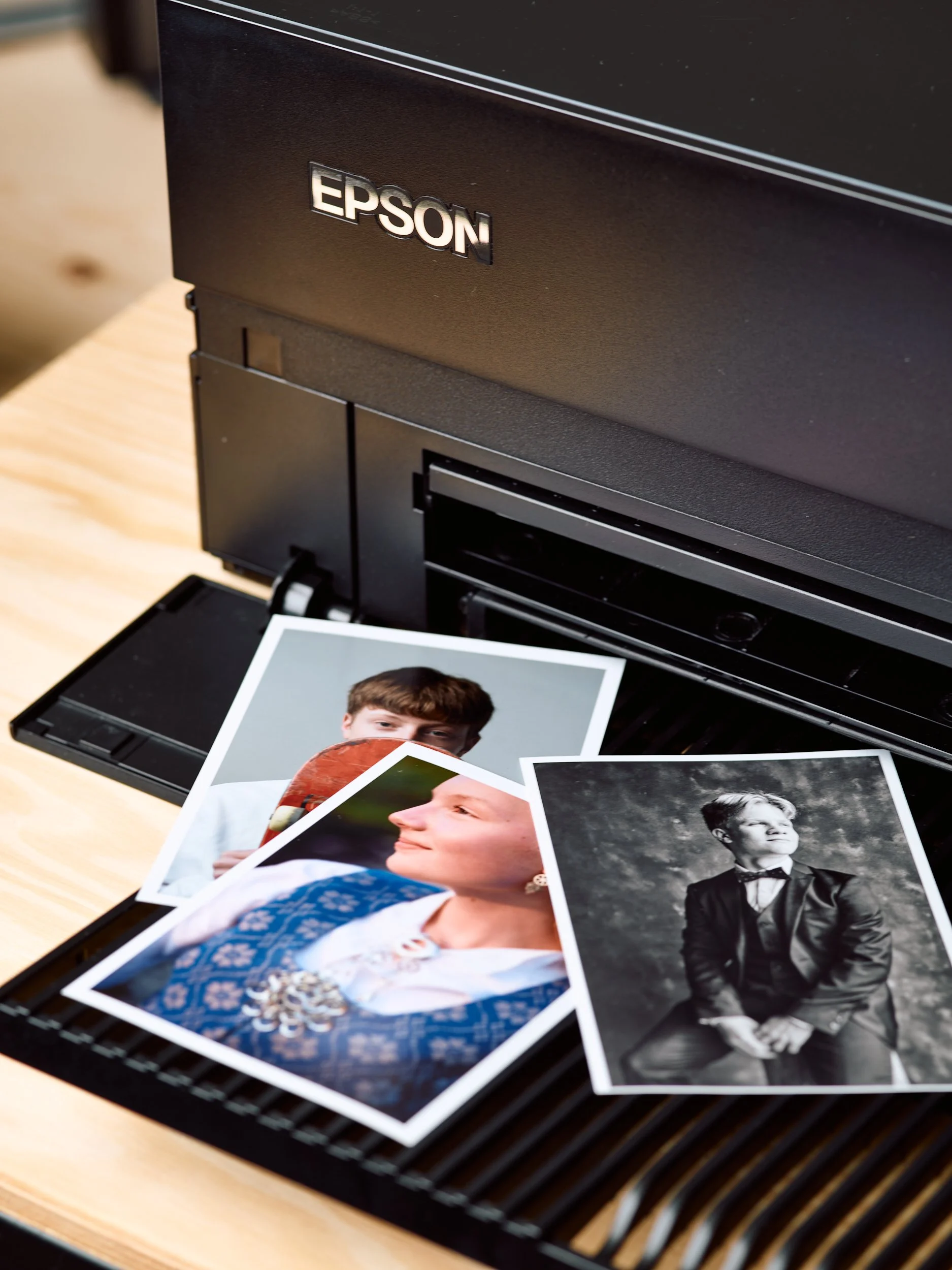 Førsteklasses bilder av mennesker som er lagret i en Epson-skanner.