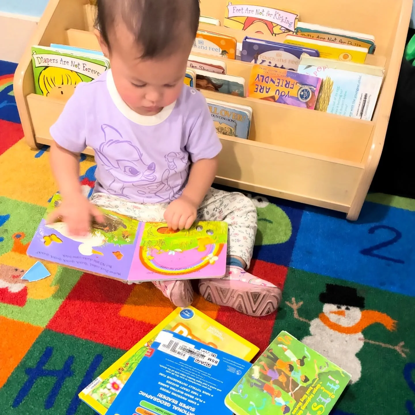 🌈📖 Letting our little learners pick up a book and explore new adventures. 
#bookworm #reading #preschool #preschoolfun #readingtogether #readingcorner #childcare #readingrainbow