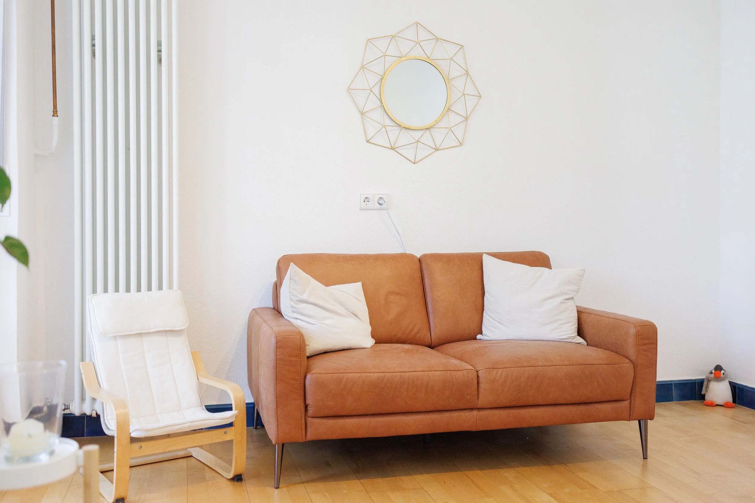 auf dem Foto sieht man ein Sofa und einen Kinderstuhl im Wartebereich der Praxis für Lerntherapie