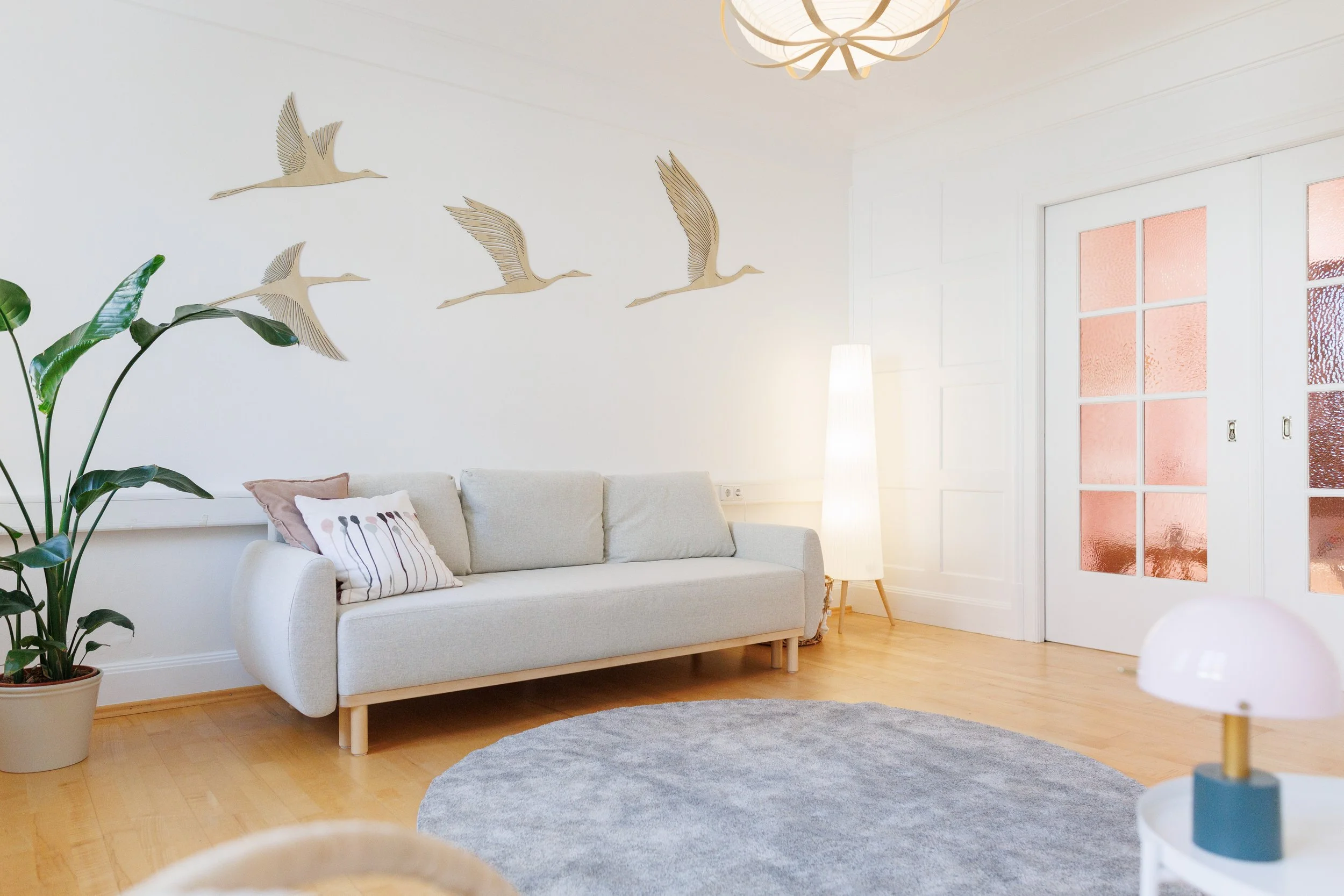 auf dem Foto sieht man einen Raum mit Sofa in der Praxis für integrative Lerntherapie