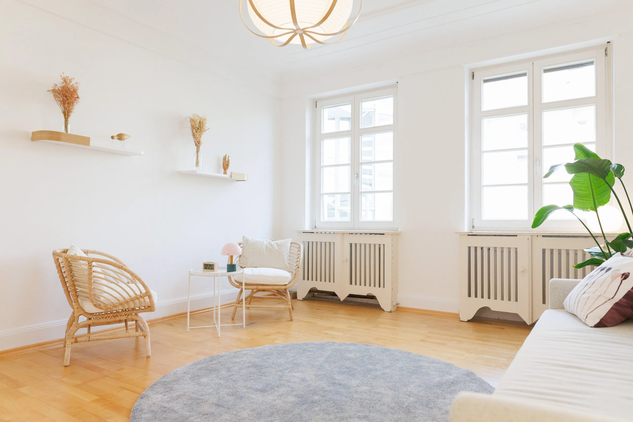 auf dem Bild sieht man 2 Sessel und einen Tisch aus der Praxis für Lerntherapie