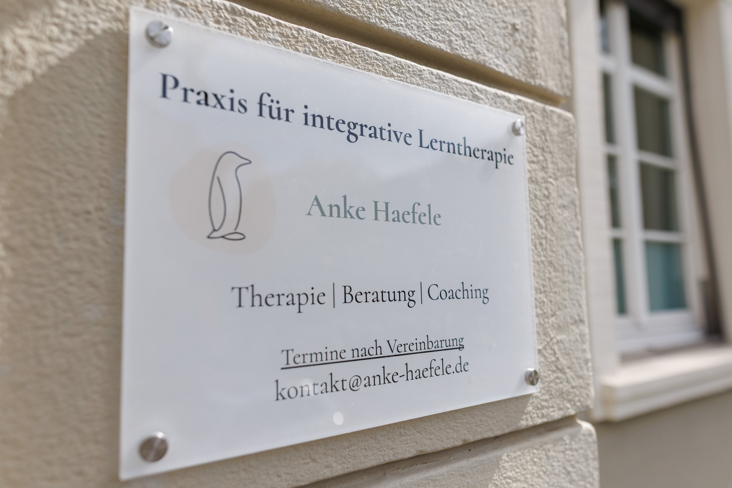 auf dem Bild sieht man das Praxisschild für integrative Lerntherapie Offenburg