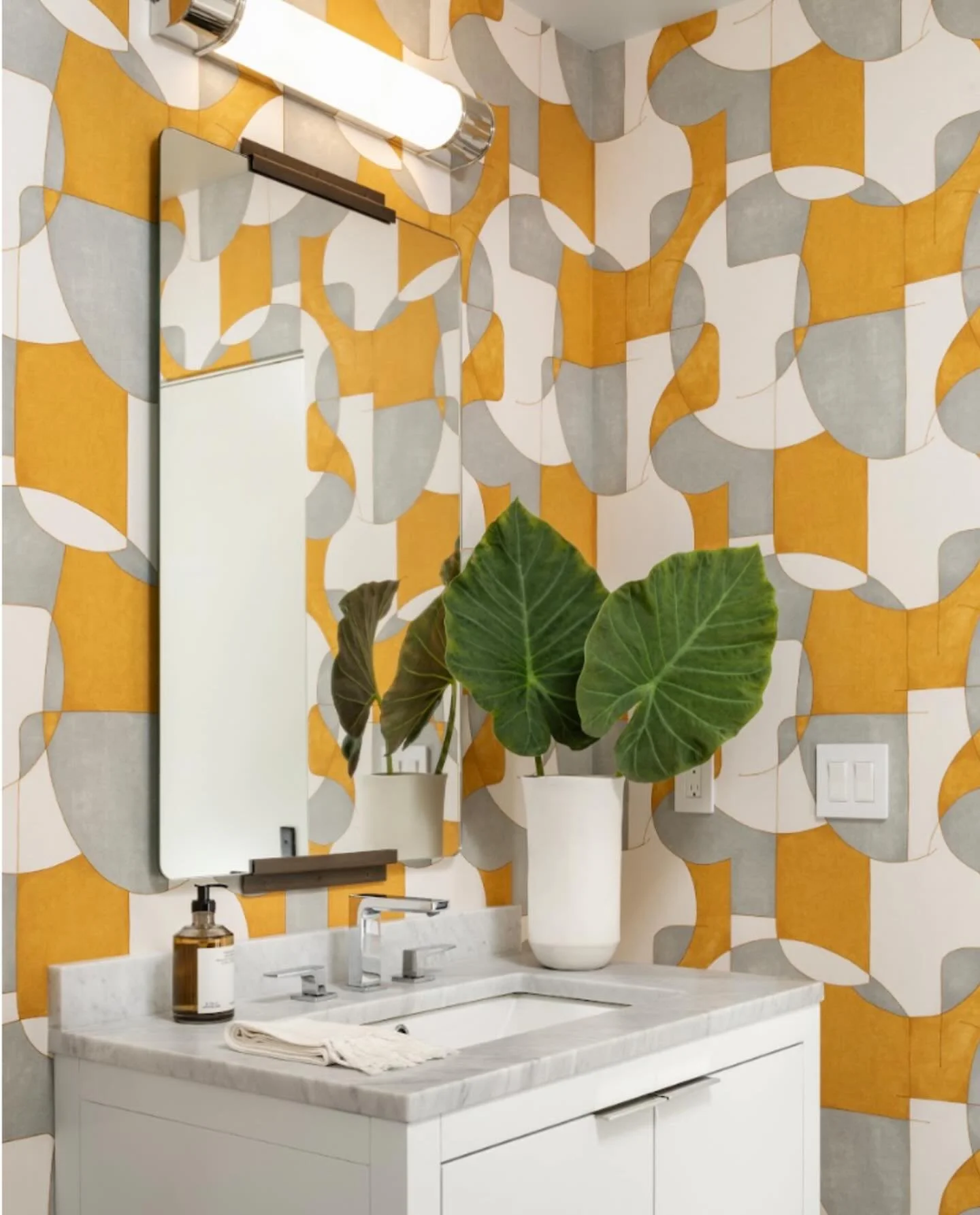 Denver&rsquo;s turning up the heat, but this tropical bathroom has us dreaming of ocean breezes.🌊
.
.
.
.
.
#beachvacay #boulderco #interiordesign #beachvacation #homedecor #bouldercolorado #beachlife #design #colorado #beachvibes #interior #boulder