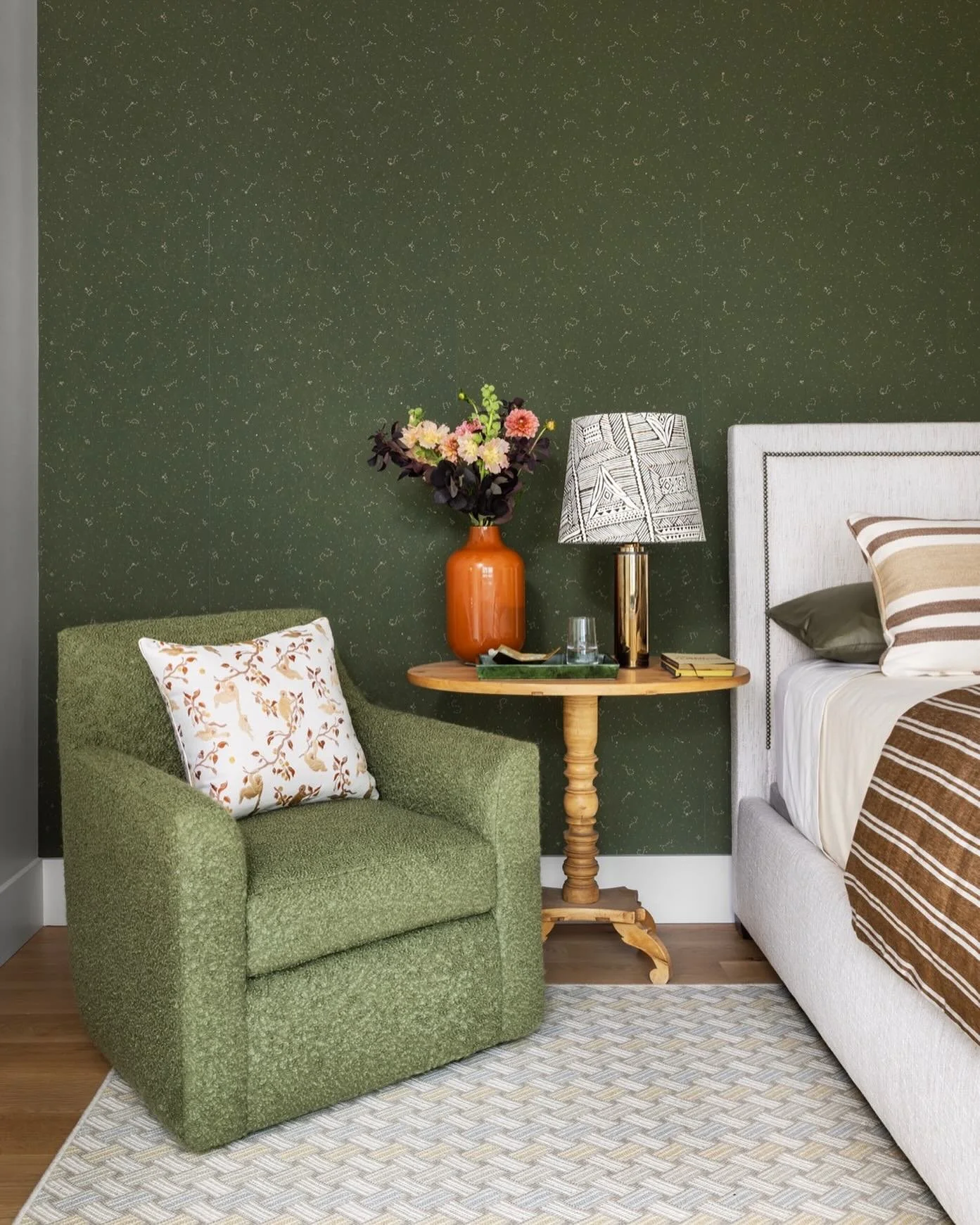 Feeling Fall today with all the green and orange vibes in this Boulder guest bedroom! 
#octobervibes #design #interiordesigner #coloradodesigner #denverdesign #boulderdesign