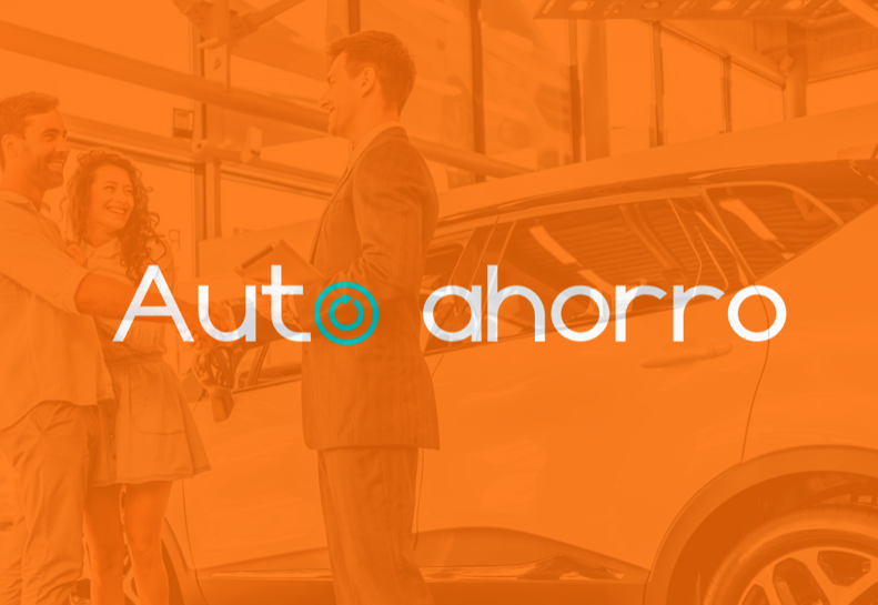 Personas conversando frente a un automóvil con el texto "Auto ahorro" sobre una imagen de fondo naranja.