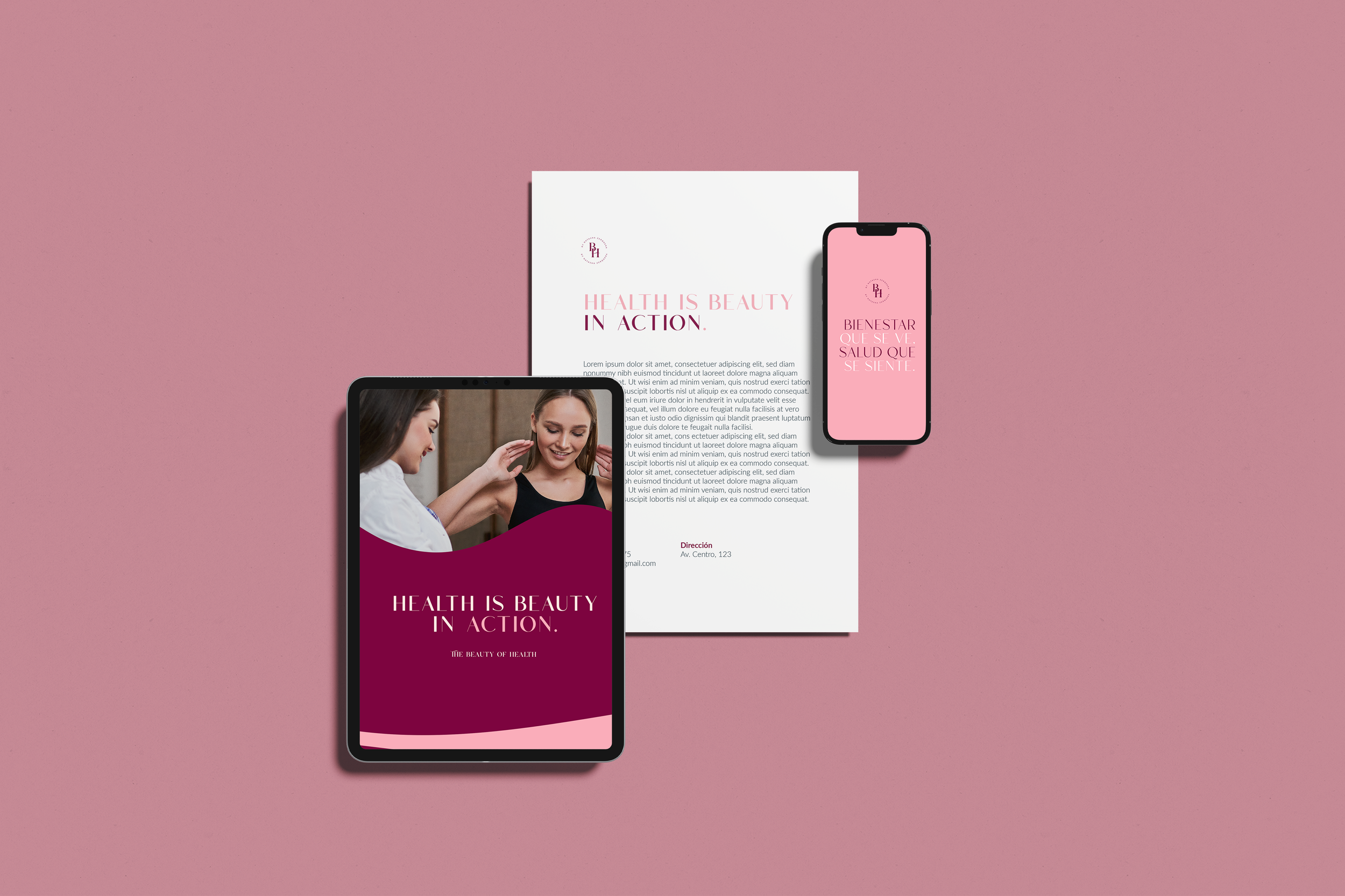 Dispositivos mostrando un diseño de folleto y digital sobre salud y belleza, con fondo rosa.
