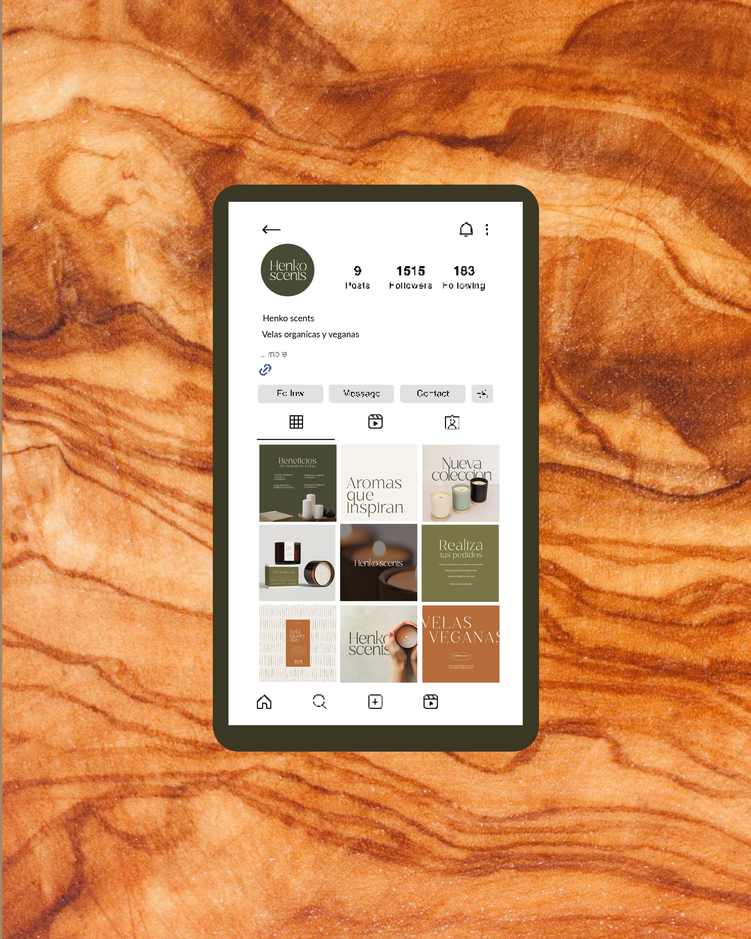 Pantalla de un perfil de Instagram de "Henko scents" sobre un fondo de madera, mostrando publicaciones relacionadas con velas orgánicas y veganas.