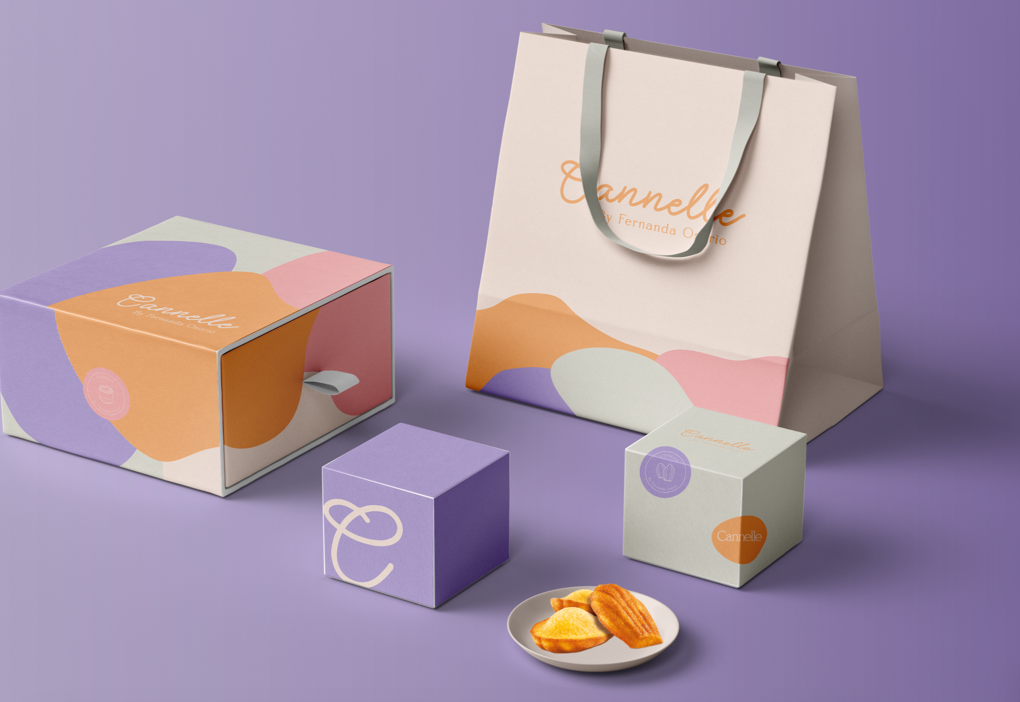 Bolsas y cajas de regalo de diseño colorido sobre fondo morado, junto a un plato pequeño con pasteles.