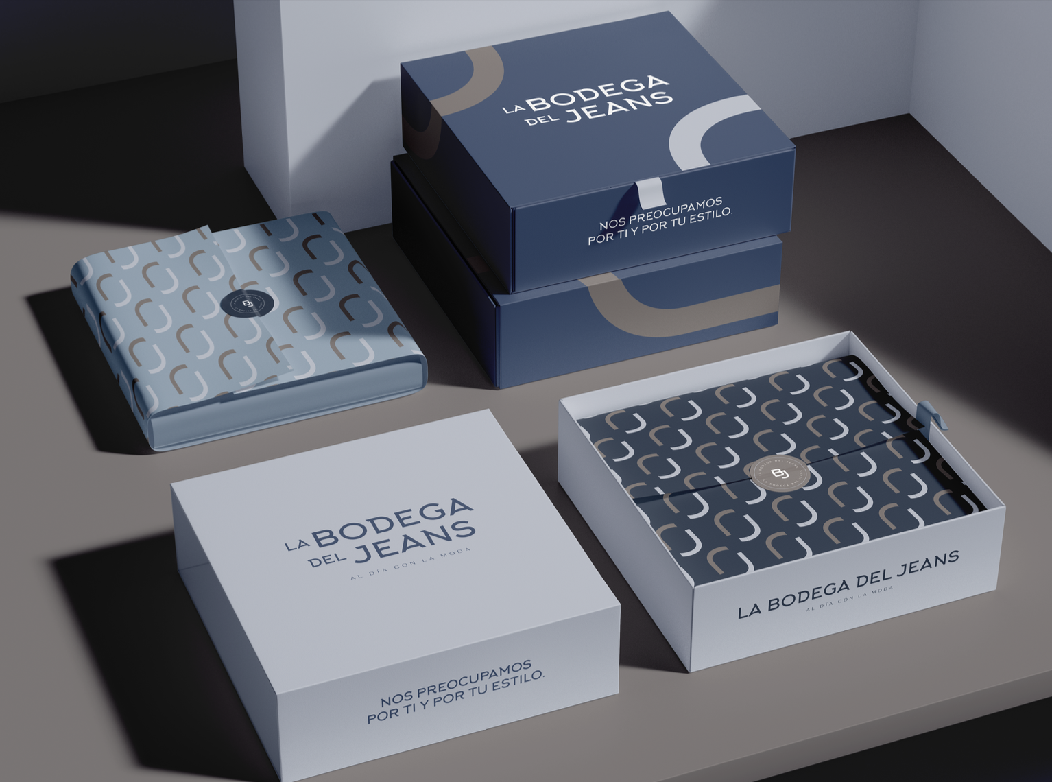 Cajas de "La Bodega del Jeans" en un fondo gris.