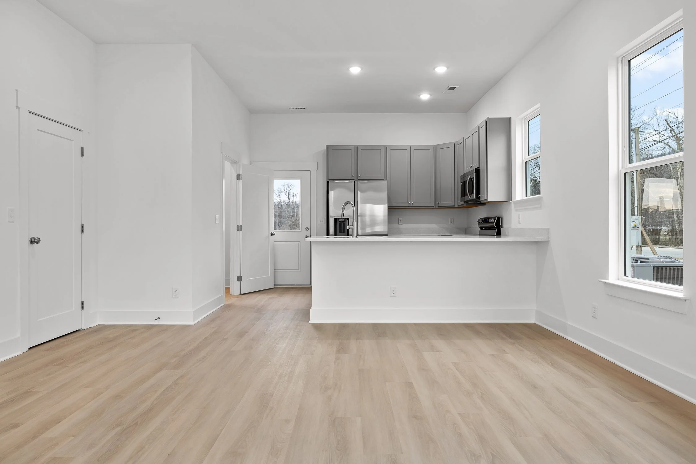 03-530 W 35th-2.jpg