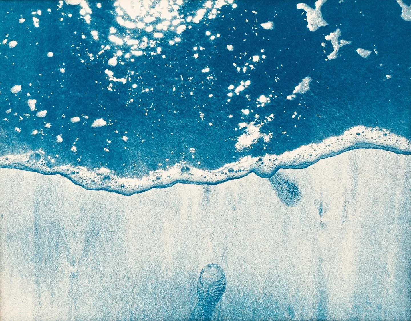 El agua avanza, 
borra las huellas, 
y en su quieto movimiento, 
el tiempo mismo parece borrar lo terrenal

Cianotipo sobre papel Fabriano 
27 x 35 cm
2024