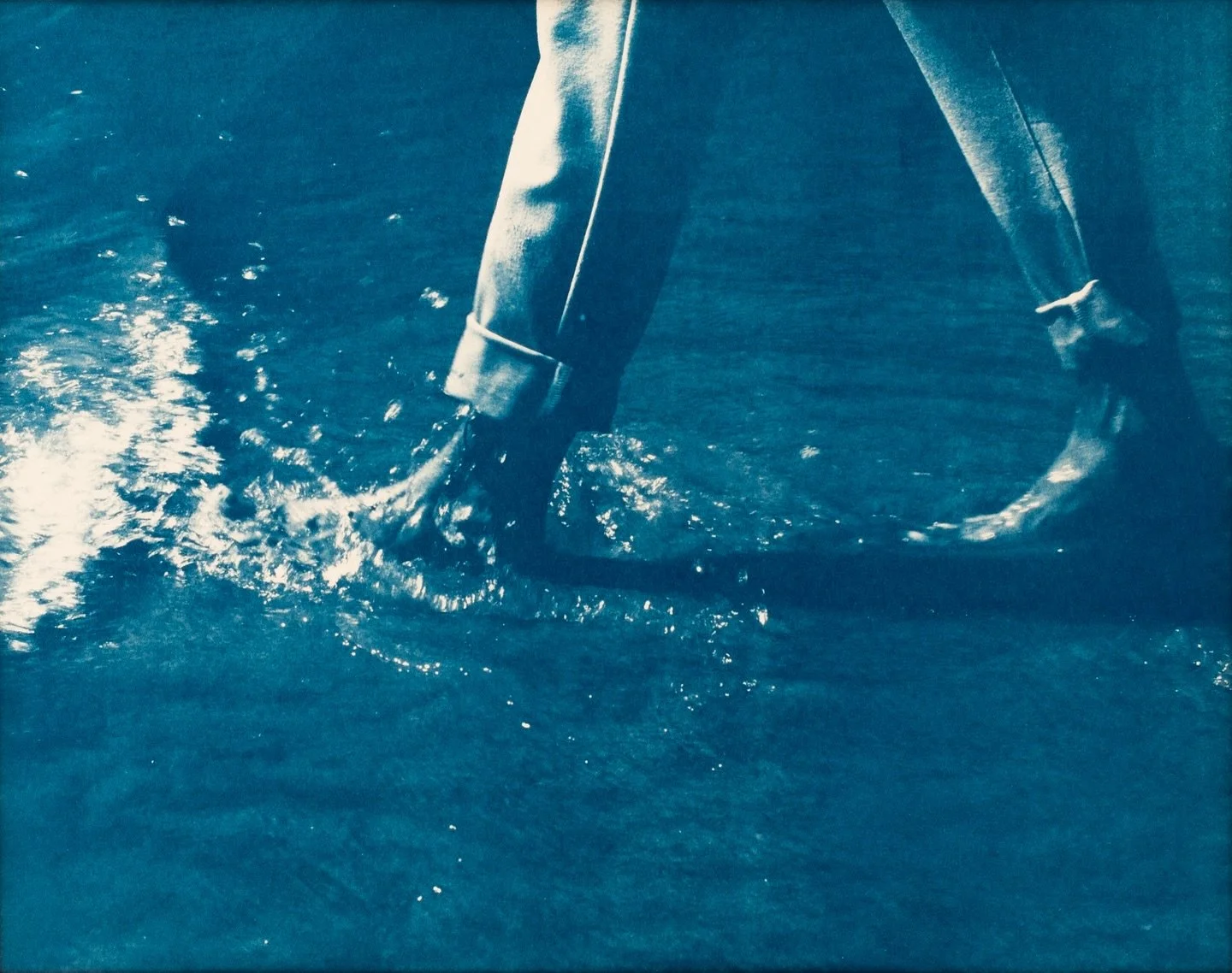 Los pies tocan el agua, 
el mar los recibe con su abrazo antiguo, 
y el cuerpo se hunde, 
como si el alma buscara disolverse en lo eterno. 

Cianotipo sobre papel Fabriano 
27 x 35 cm
2024

#cyanotype #cyanotypes #cyano #cianotipia
#cyanotypeprint #c