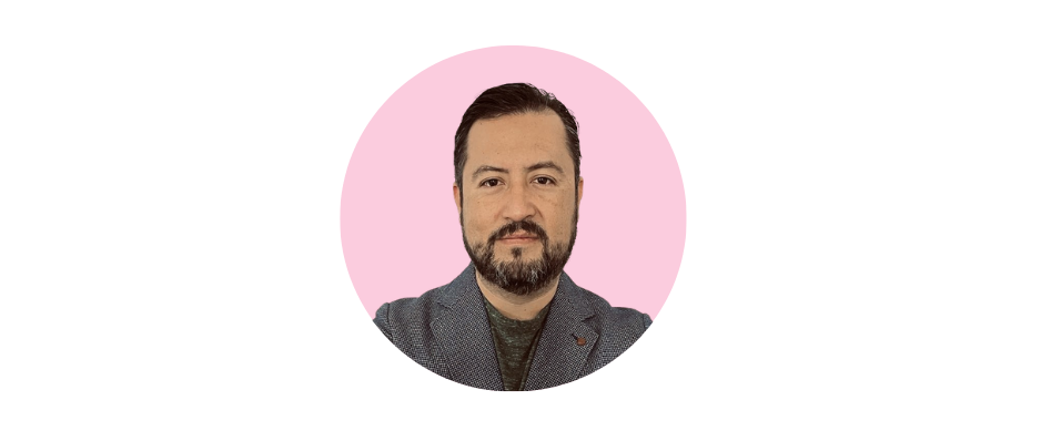 Retrato de un hombre con cabello oscuro, piel clara, vestido con camisa gris, fondo rosa en un círculo.