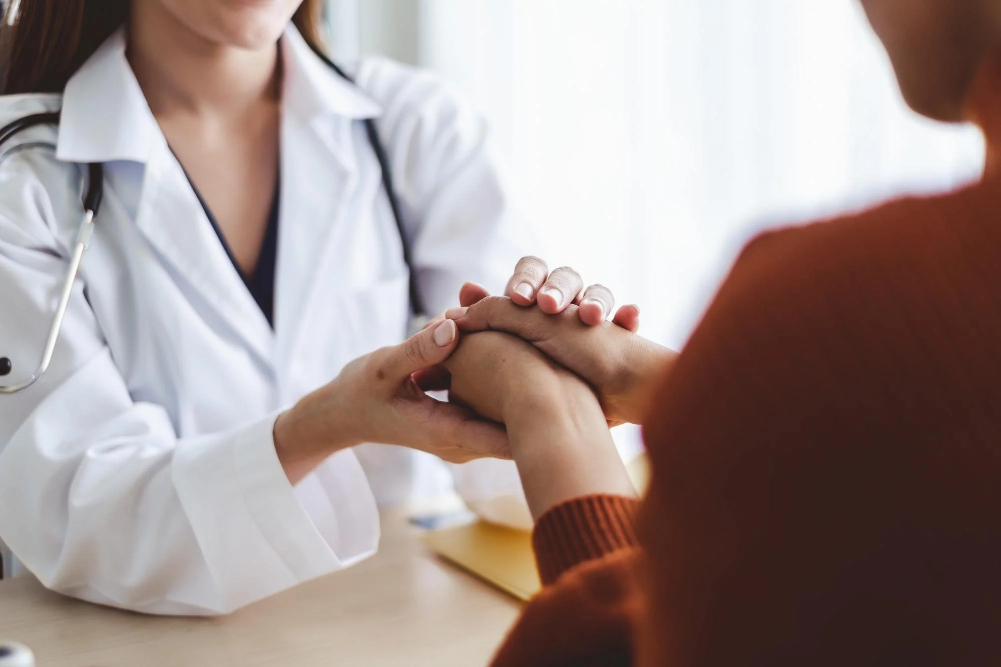 Doctora con mujer de perdida gestacional