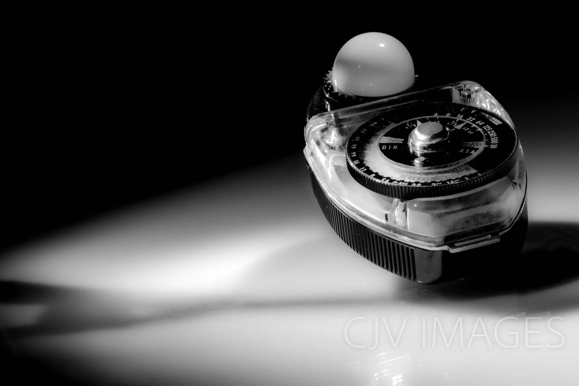 ELECTRONICS- LIGHT METERS- SEKONIC CROPPED bw #1018