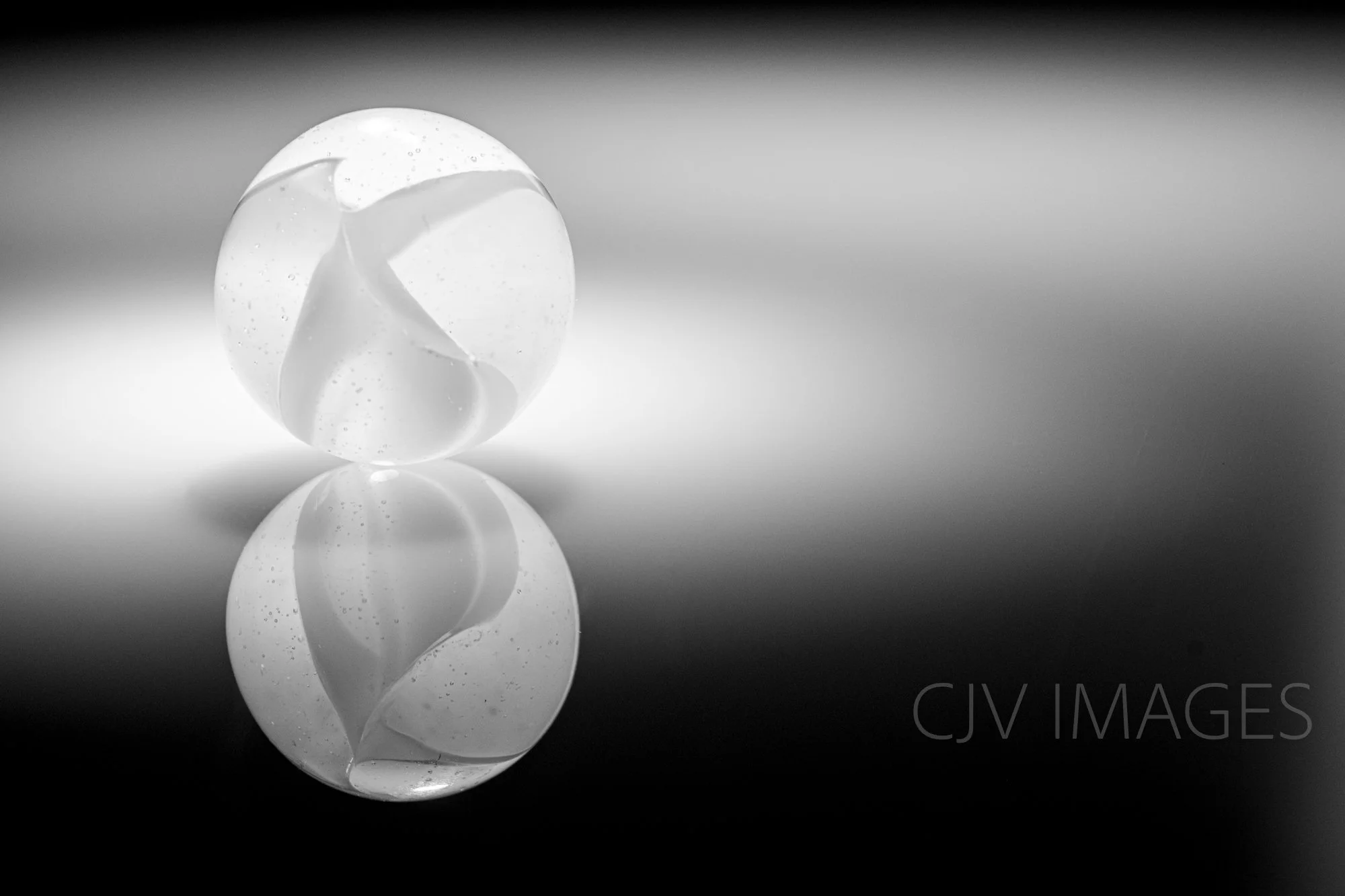 GLASS- MARBLE CATS EYE 16mm BW #1337