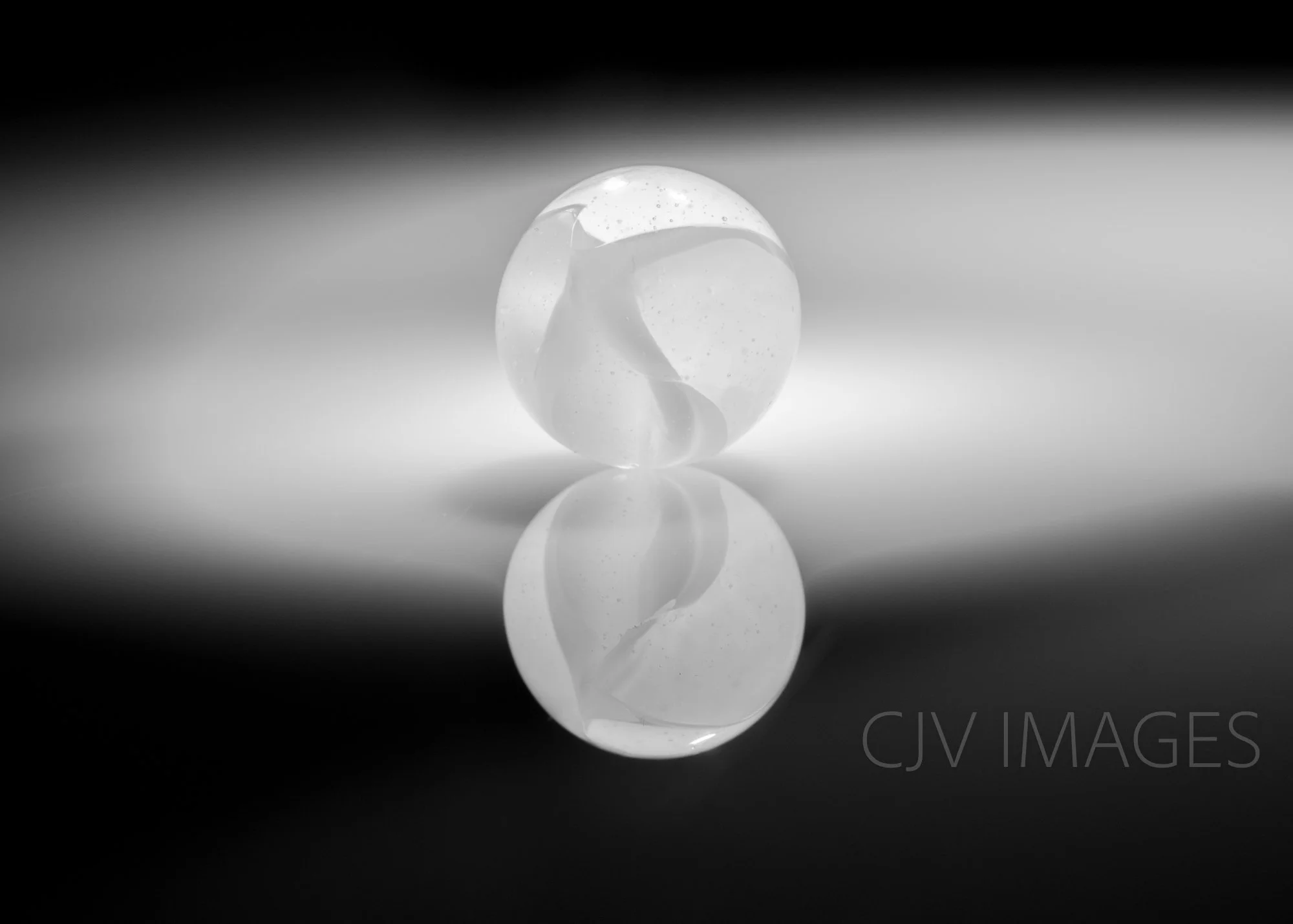 GLASS- MARBLE CATS EYE 16mm BW #1339
