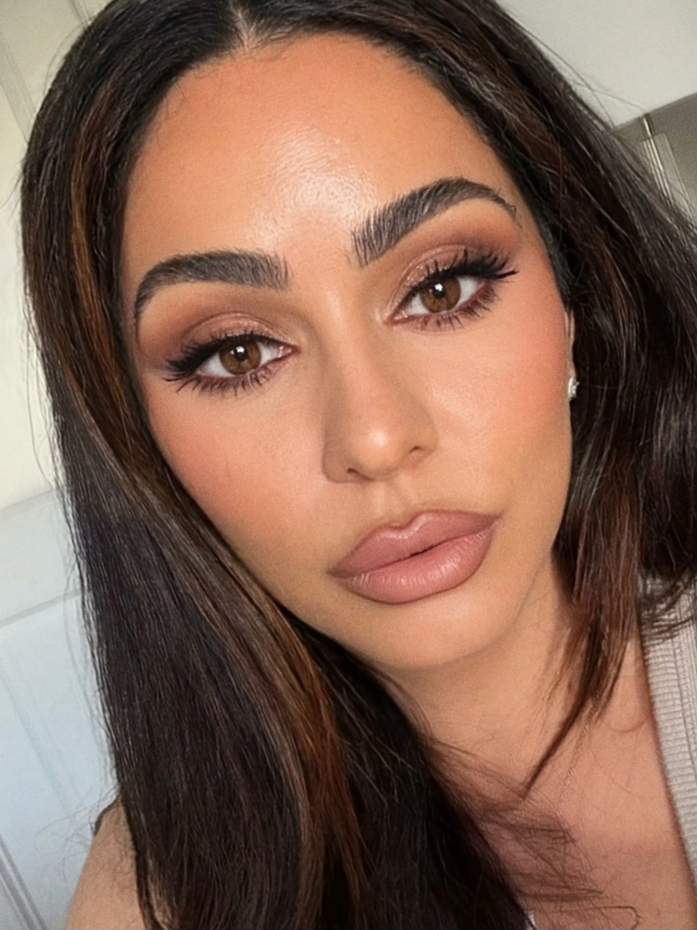 A little reintroduction for all the new faces here ✨
I'm Lindsay ❤️🌹 and I&rsquo;ve been a professional makeup artist for over 10 years, specializing in bridal beauty.

My journey started during the golden era of YouTube beauty and behind the counte