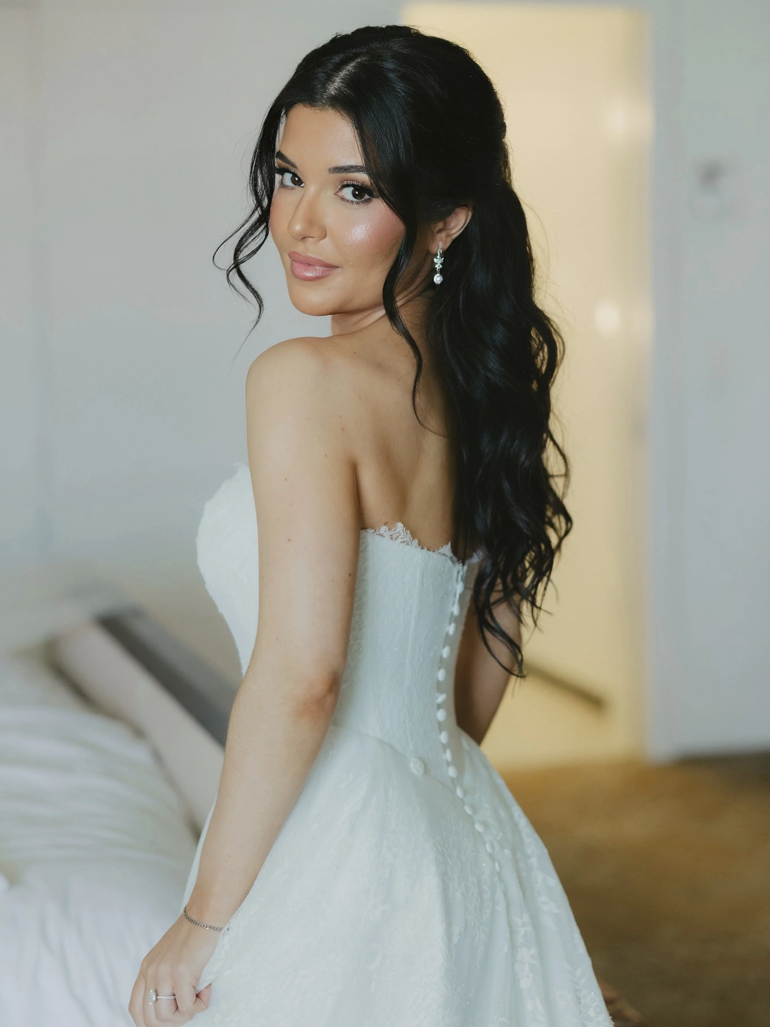 Nicole 🌹 We got ready in the dark 😅 and her makeup lasted until the sun went down #bridal #bridalmakeup #makeupartist #mua