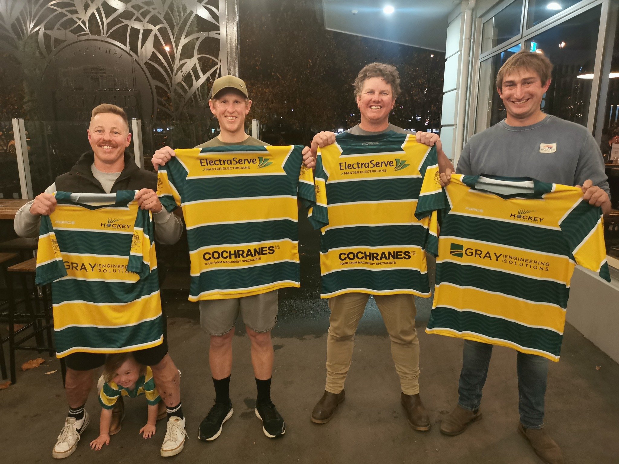Last Thursday evening, the Mid Canterbury Men’s and Women’s team that play in the CHA Division 1 Competition in Christchurch hosted President Chris Watson and the Sponsors of the new team playing kits. The teams are grateful to have a uni