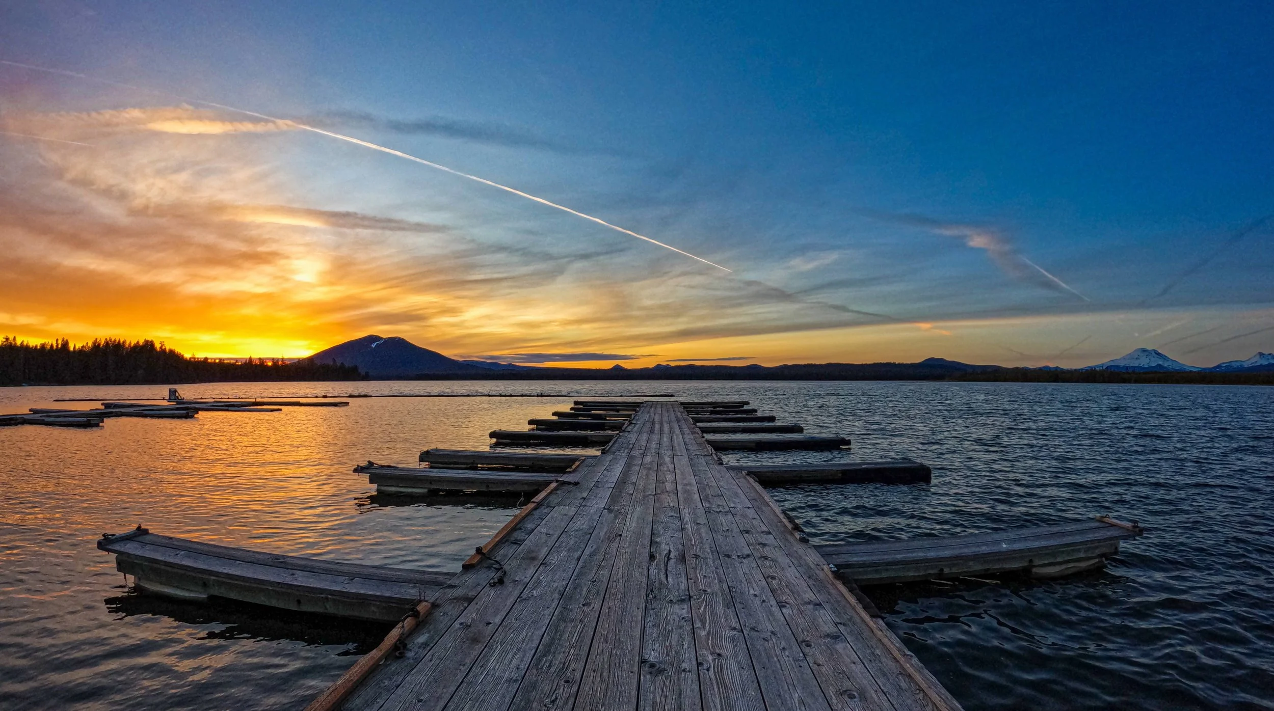  A Beautiful Sunset at Crane Prairie Reservoir in Oregon   
