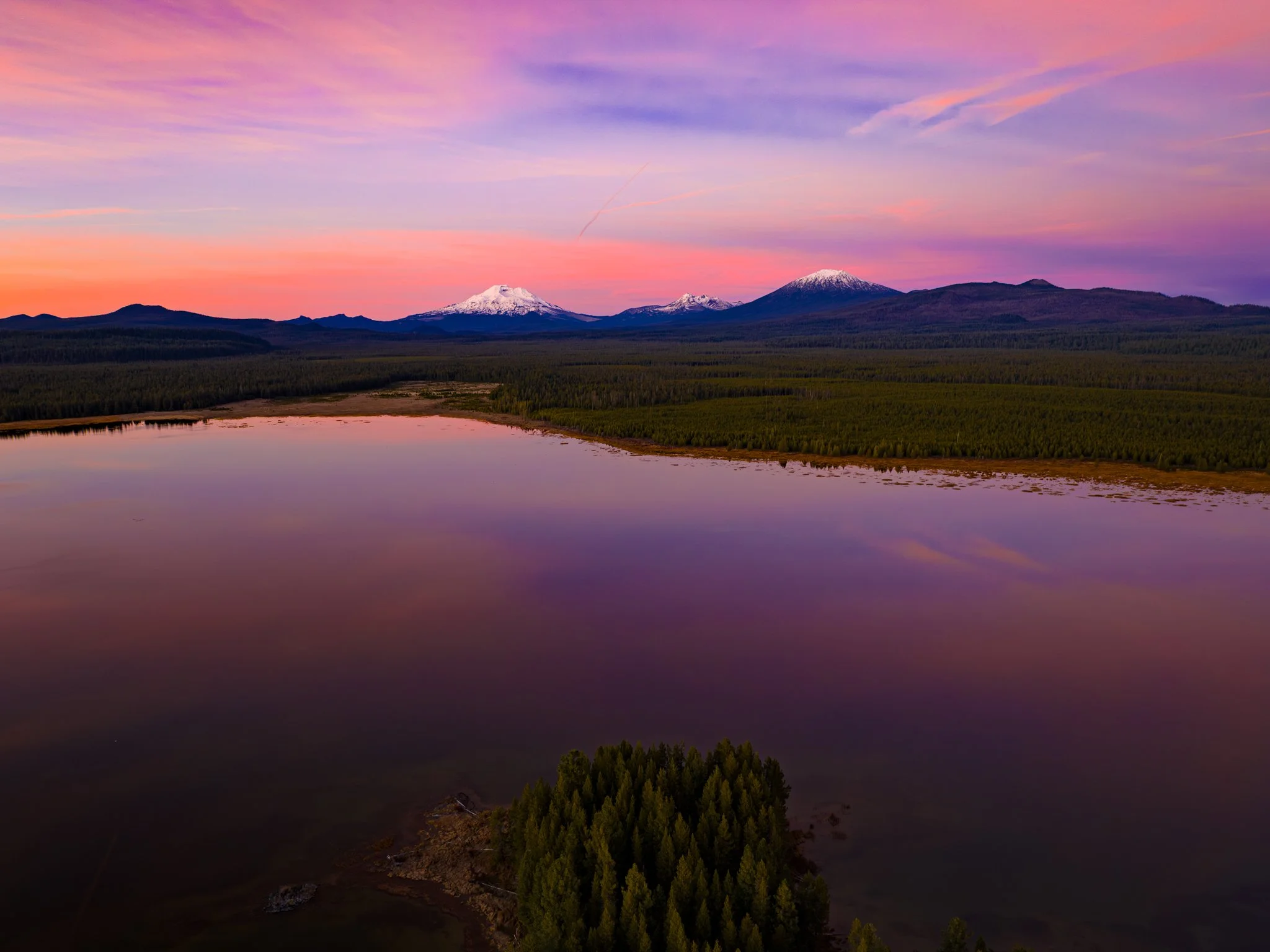  Gorgeous aerial views of the Cascade Mountains from Crane Prairie Reservoir in Oregon   