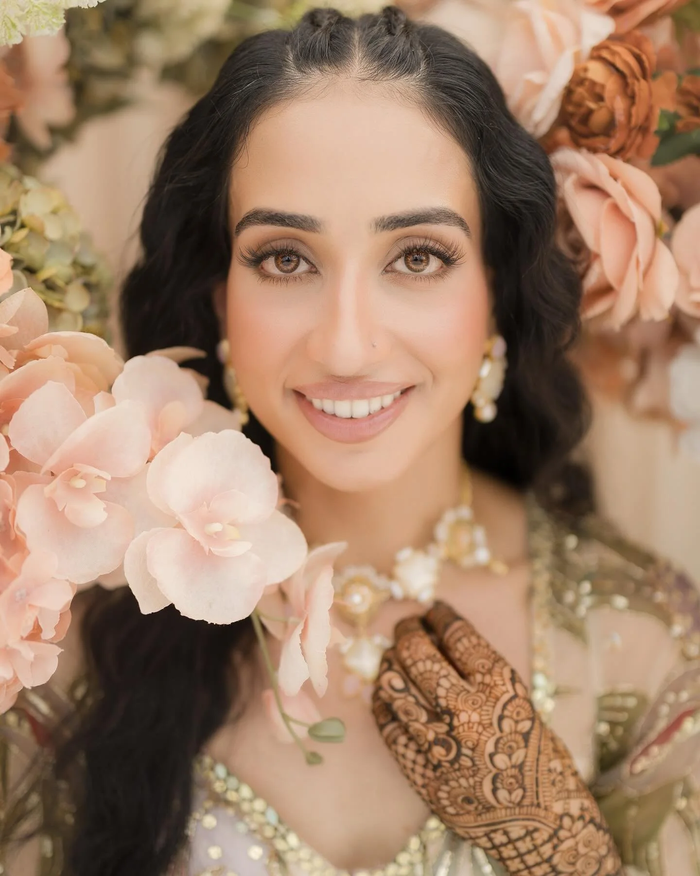 Soft florals, intricate mehndi, and a beautiful Indian bride 🌸✨

Photo/video: @pradocinema @croppedstudios 
Mehndi: @munirasmehndi 
Outfit: @mahimamahajanofficial @mahimamahajanworld 
Makeup artist: @jsassmine 
Hair: @biancadole 
Jewelry: @_jewelsby