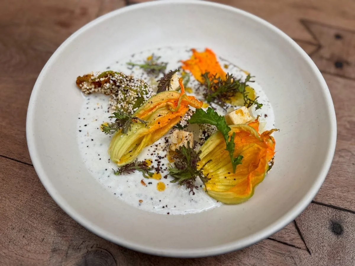 🌿 Inspiraci&oacute;n del Rancho La Estrella 🌿

En un momento, @laestrellasma nos regala su esencia, es un lugar que siempre nos inspira.

Hoy les compartimos un platillo muy especial: calabacita con su flor, rellena de queso feta de cabra, acompa&n