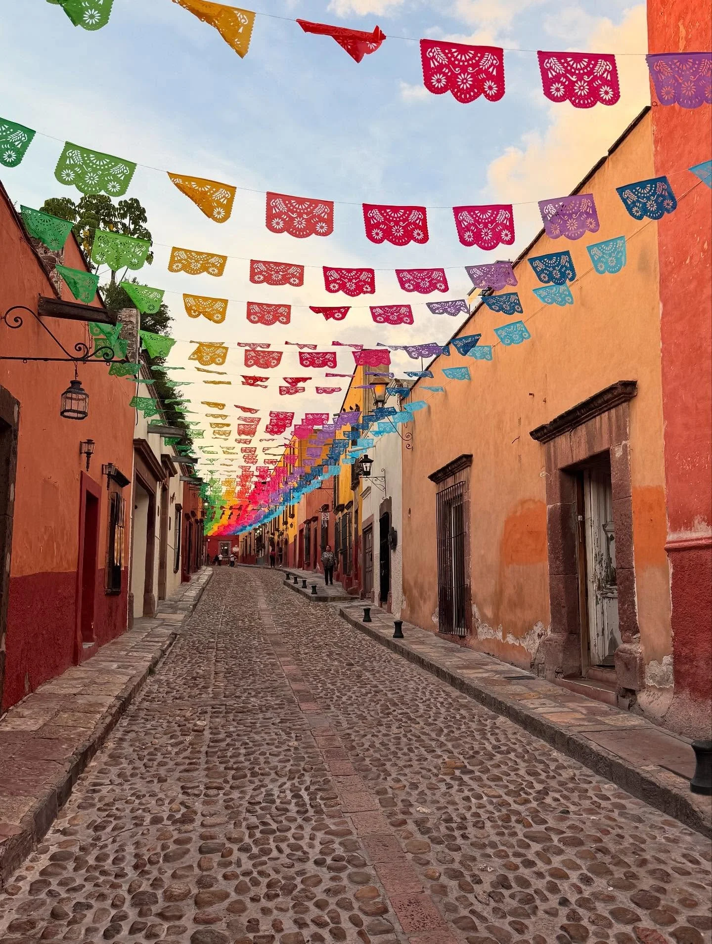 Calle Jes&uacute;s.

Encu&eacute;ntranos en el No. 20

#sanmigueldeallende #mexico #unesco #bestcityintheworld #mexicomagico
