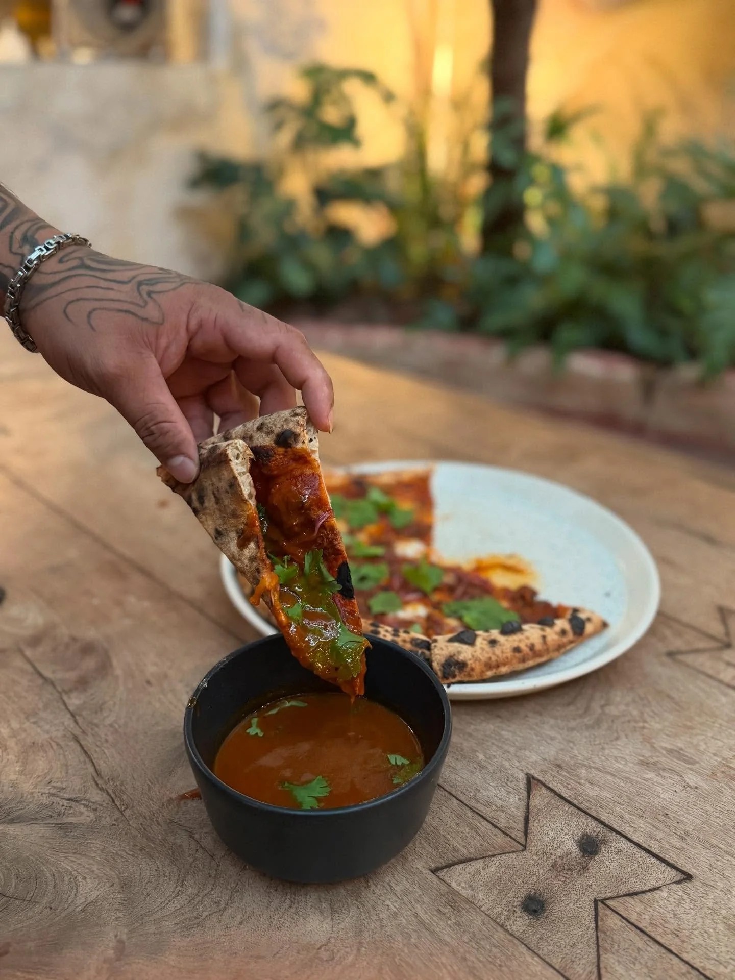 🍕 Nuestra pizza del d&iacute;a: &quot;Pizza Birria&quot; 🍕
Hemos escuchado de la quesabirria, el birriamen... &iexcl;y por qu&eacute; no, la pizza birria!

Una mezcla de sabores que no te puedes perder. 

&iexcl;Ven a probarla!

#PizzaDelD&iacute;a