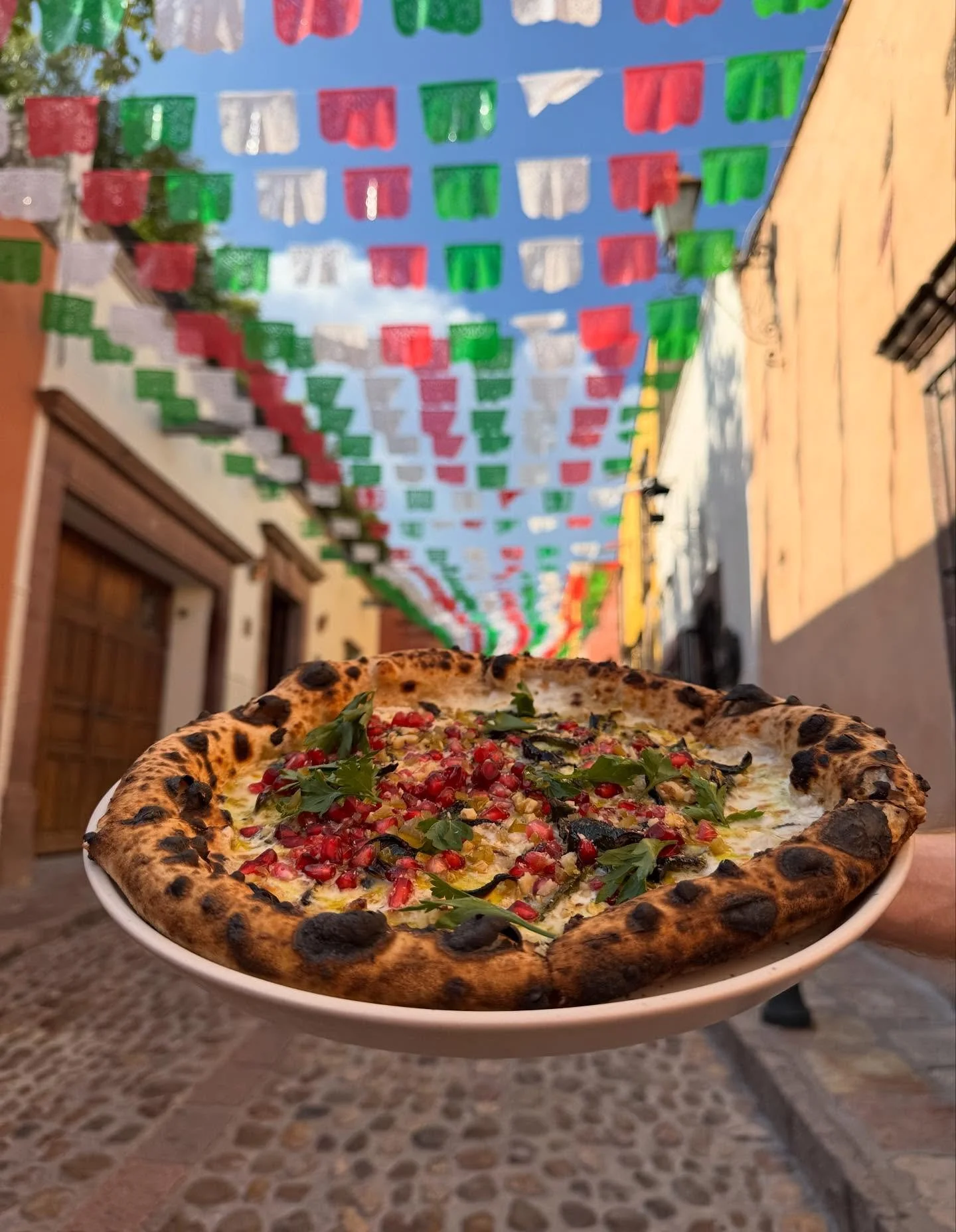 🇲🇽🎉 &iexcl;Llegaron las fiestas patrias! 🎉🇲🇽

Como cada a&ntilde;o, llega nuestra pizza en nogada, un cl&aacute;sico que hacemos desde el inicio de Bennu.
 Por tiempo limitado, celebra los sabores de patrios con una fusi&oacute;n que no te pued